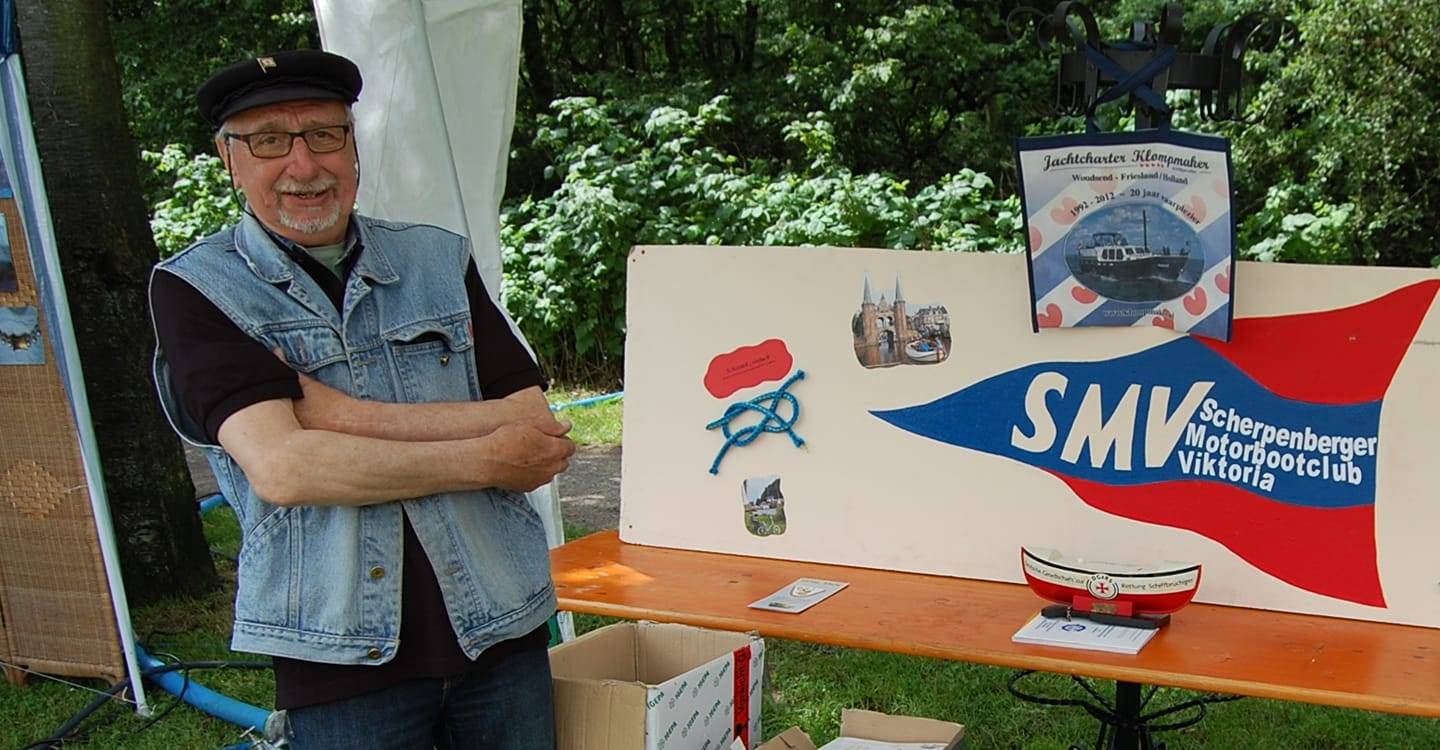 Das Foto ist fast sinnbildlich für sein Wesen: Wollte Karl-Wilhelm Raeymakers doch nie im Mittelpunkt stehen, so hatte man ihn doch gern um und bei sich.