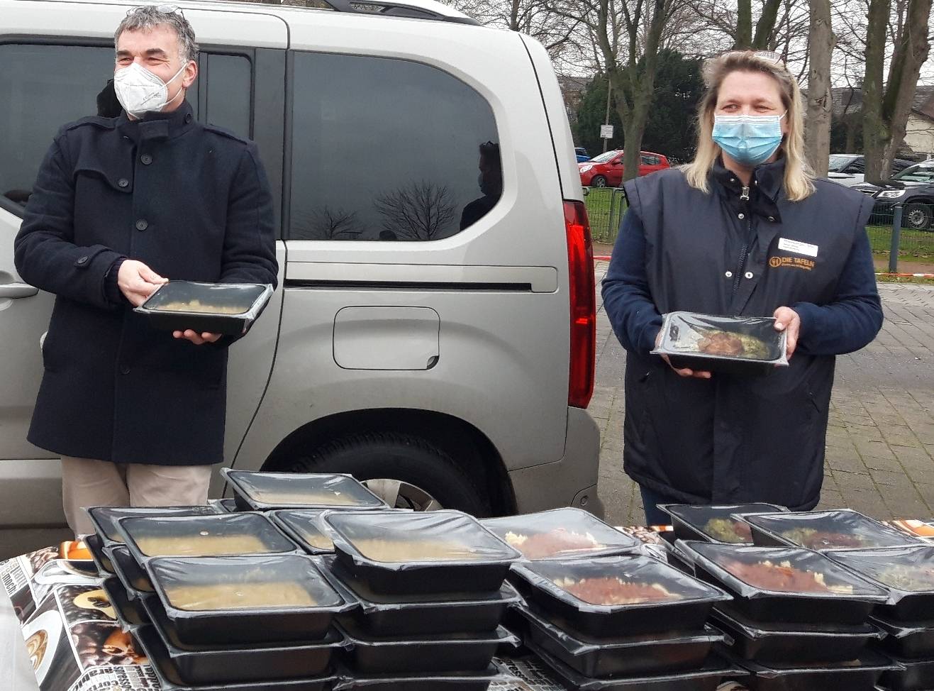  Rheinbergs Bürgermeister Dietmar Heyde und Tanja Braun von der Tafel Rheinberg bei der Essensausgabe. 