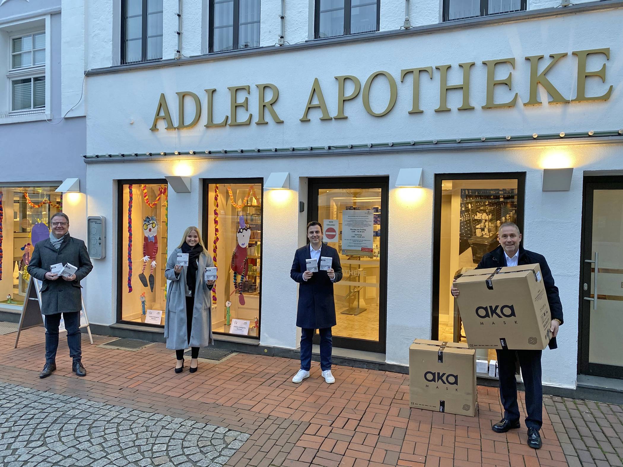  Benedikt Roos (Personalchef), Kathrin Jetten (Ausbildungsverantwortliche), Dr. Simon Krivec (Inhaber Adler Apotheke), Guido Lohmann (Initiator von „Bewegen hilft“ und Vorstandsvorsitzender der Volksbank Niederrhein). 