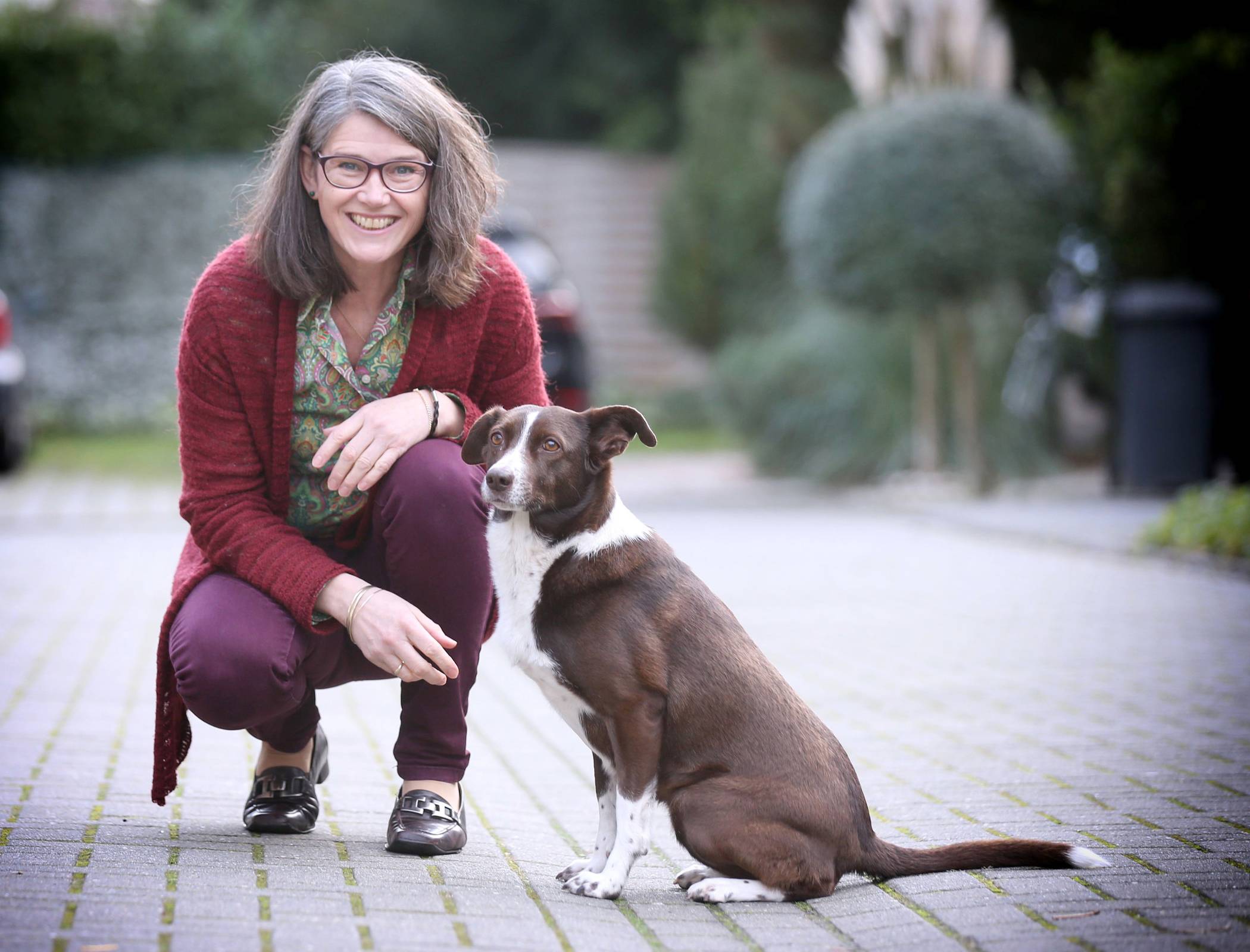  Dr. Irene von Seebach mit Hündin Lola. 