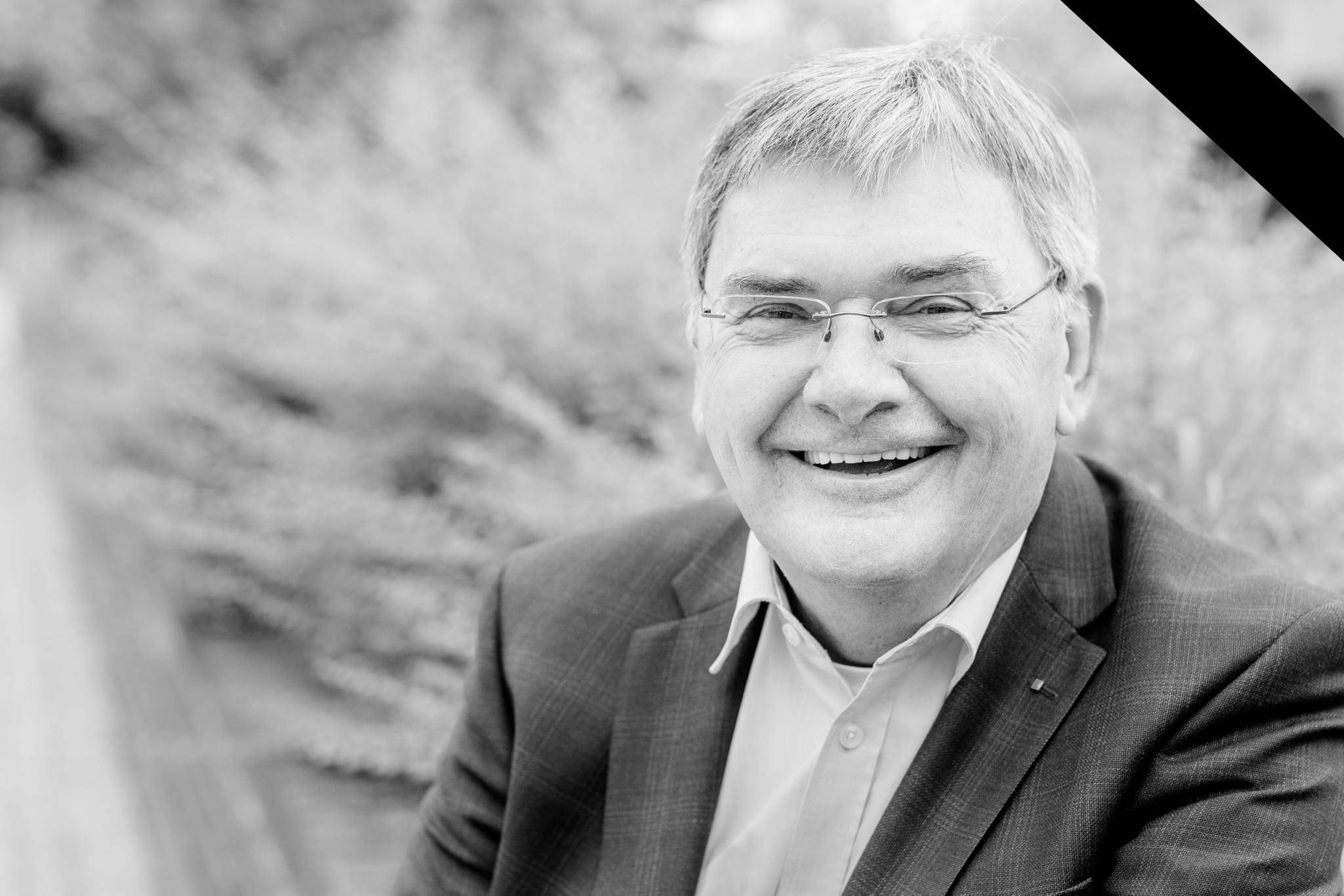  Der Vorsitzende der SPD im Kreis Viersen Hans Smolenaers ist im Alter von 66 Jahren unerwartet verstorben.  