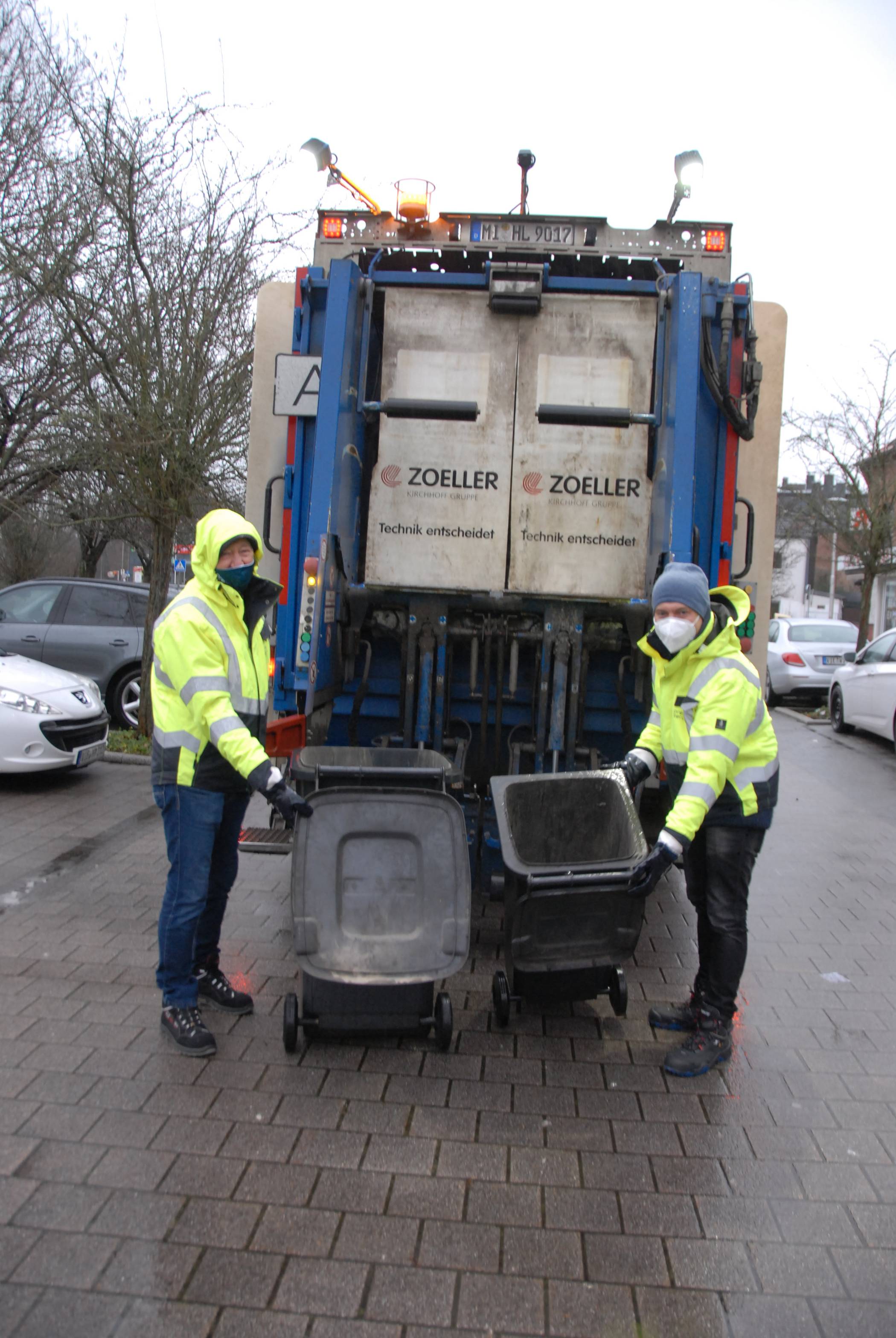 Bürgermeister Christian Pakusch (rechts) und PreZero-Geschäftsführer Hartmut Winck packen fleißig an. 