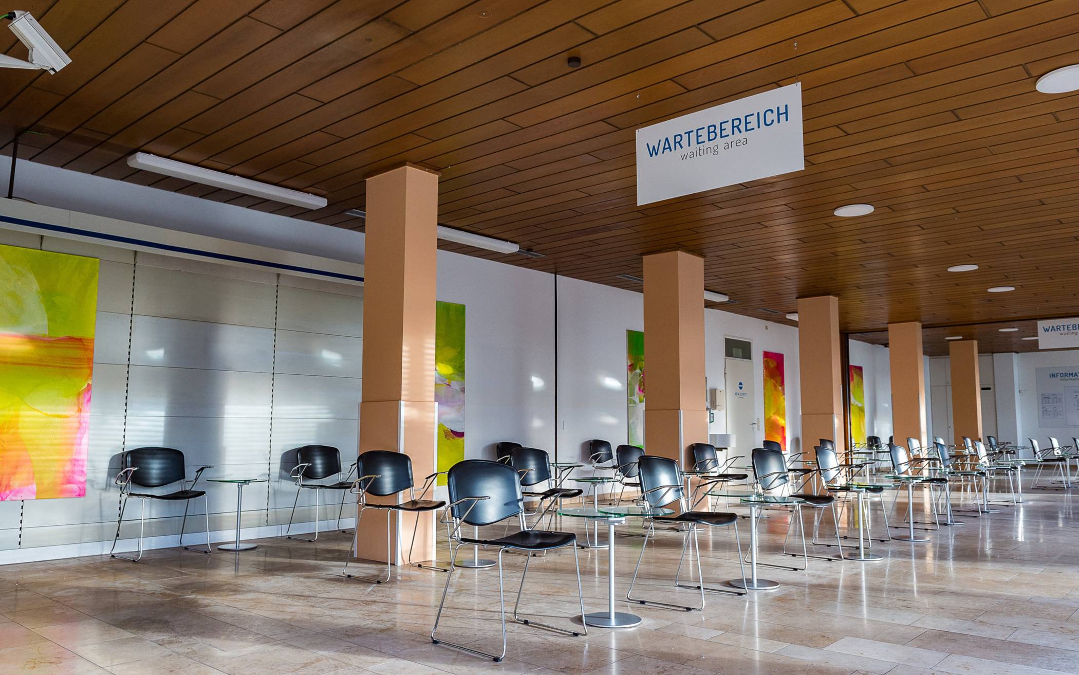 Nach der Impfung warten die Geimpften