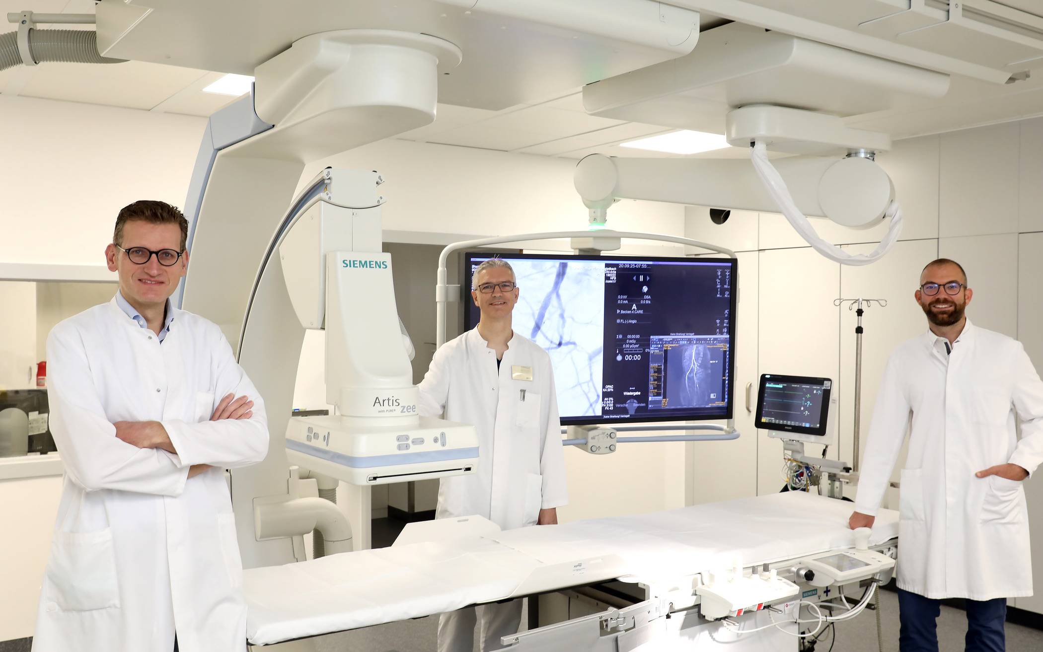  Chefarzt Prof. Dr. Dirk Blondin und die Oberärzte&nbsp;Bernd Paulußen und Dr. med. Carsten Starke mit der neuen Anlage. 