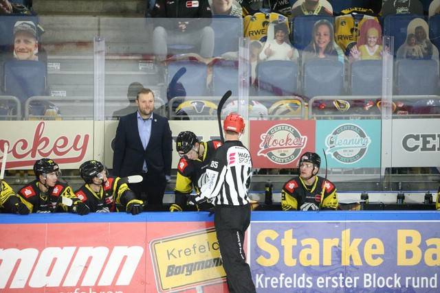 Nach neun Niederlagen in Serie / Co-Trainer Blank übernimmt: Pinguine entlassen Trainer Svarinskis