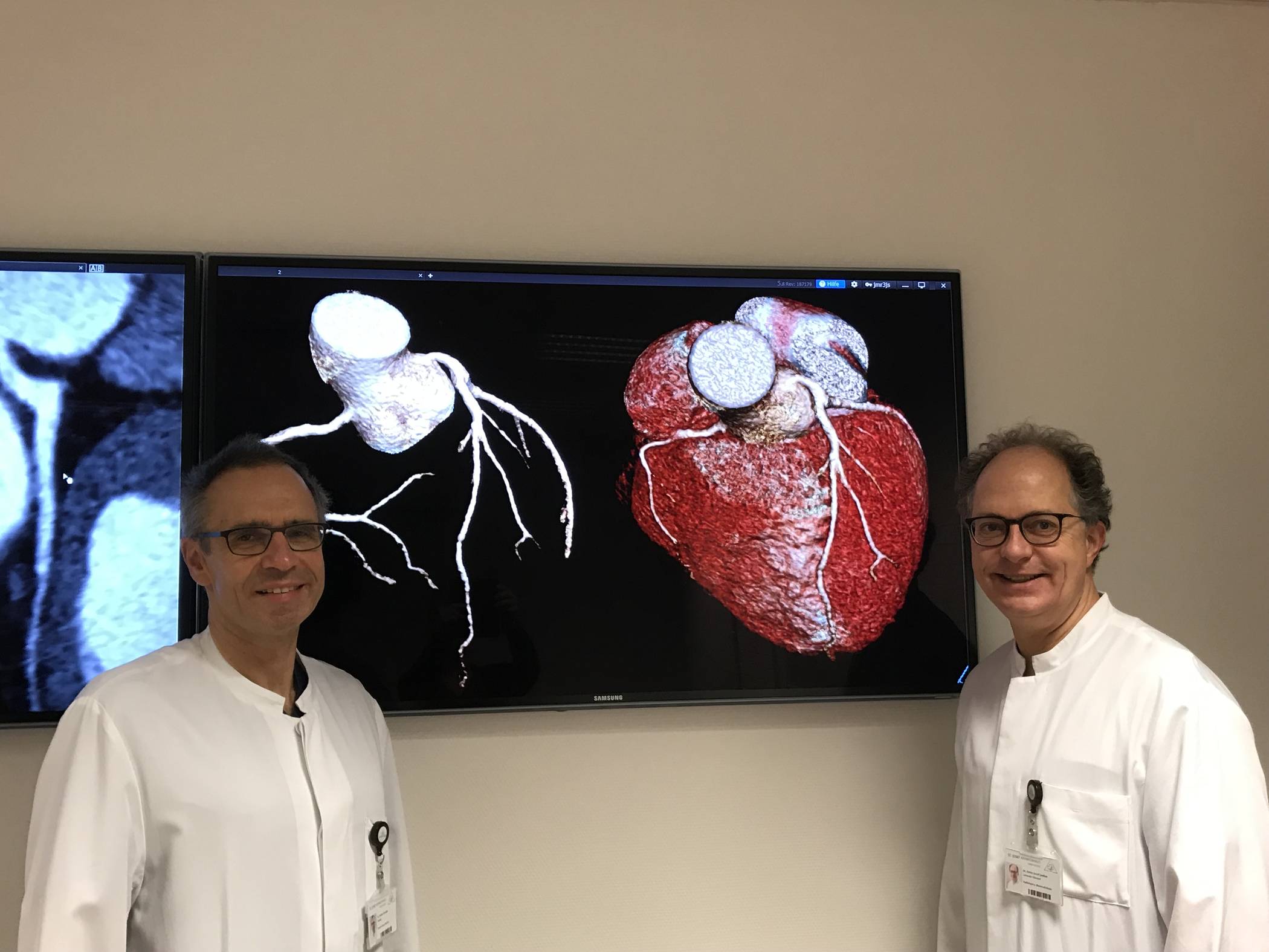  Dr. Stefan Schickel (Chefarzt der Klinik für Kardiologie am St. Josef Krankenhaus) und Dr. Heinz-Josef Janßen (Leiter des Zentrums für Kardiovaskuläre Bildgebung). 