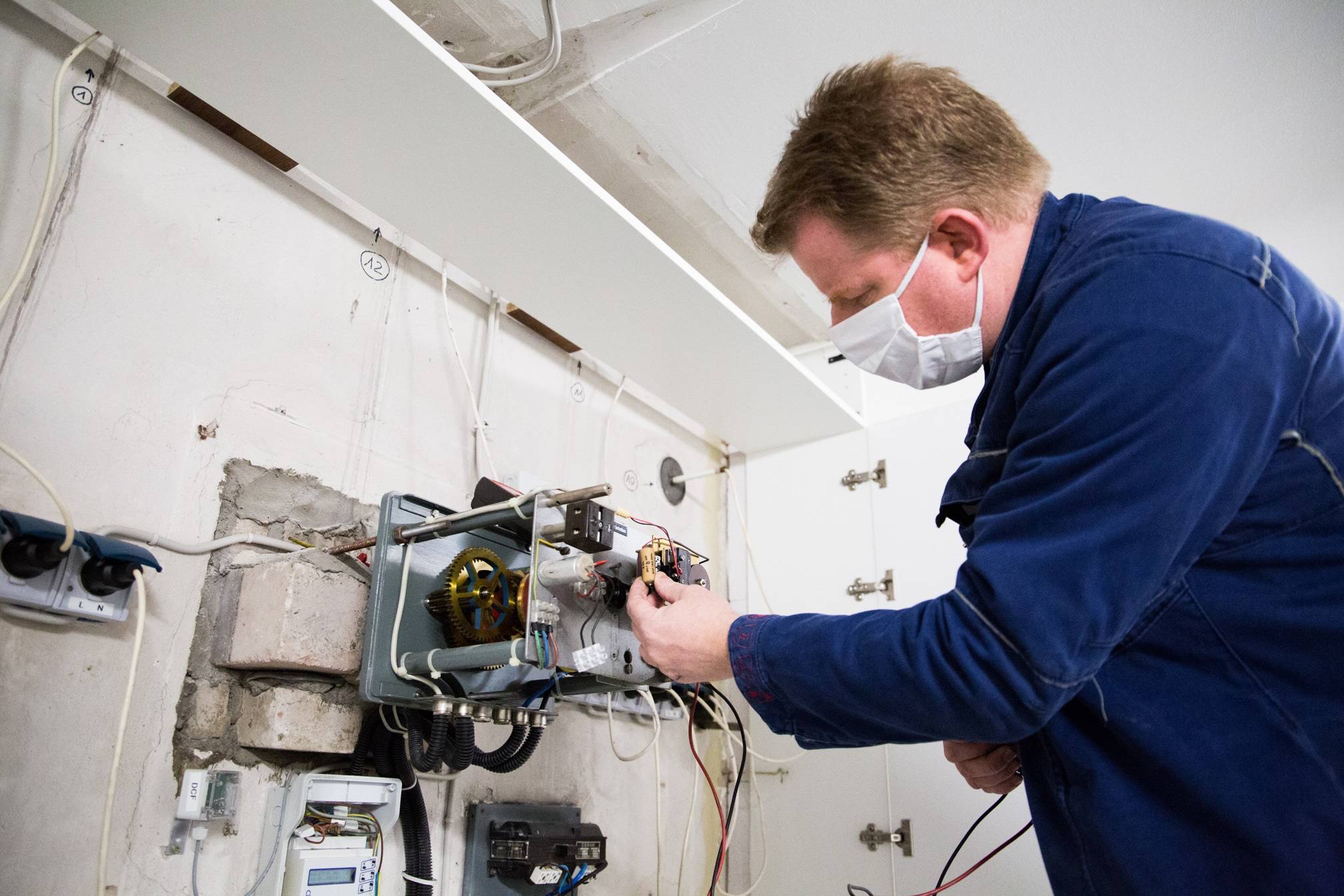  Elektriker Michael Schleich hat die Problemursache entdeckt: der Kondensator. 