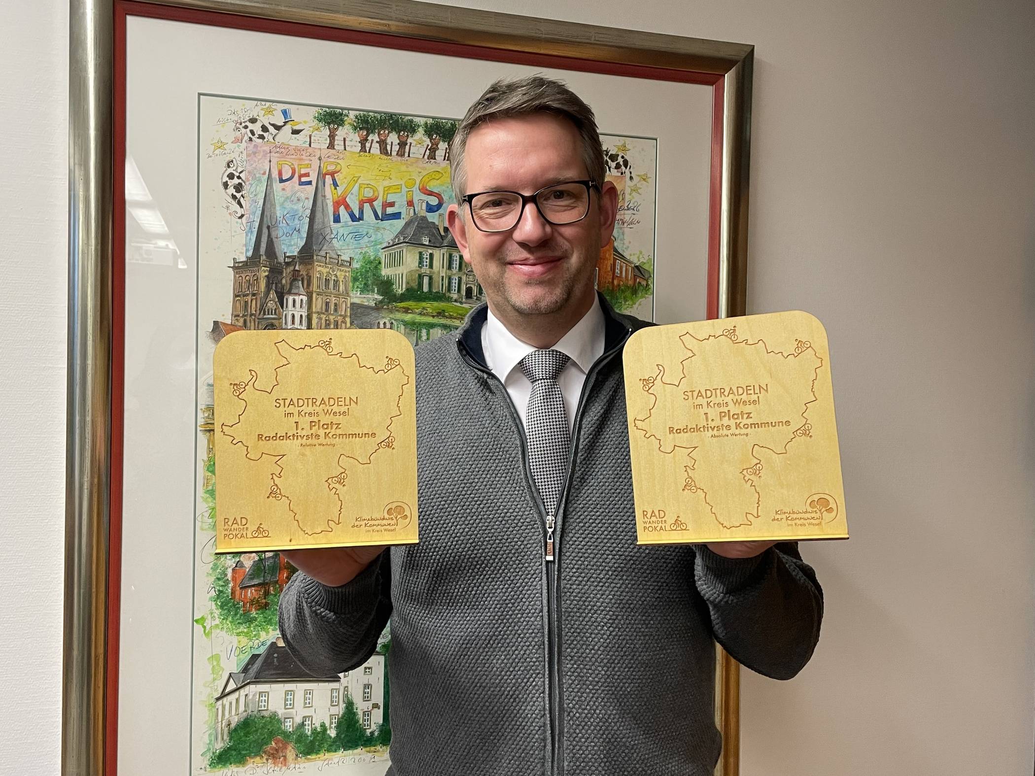  Landrat Ingo Brohl freut sich über die beiden neu eingeführten STADTRADEL-Wanderpokale,  die ihre ersten Stationen bei der Stadt Wesel und der Gemeinde Sonsbeck machen. 