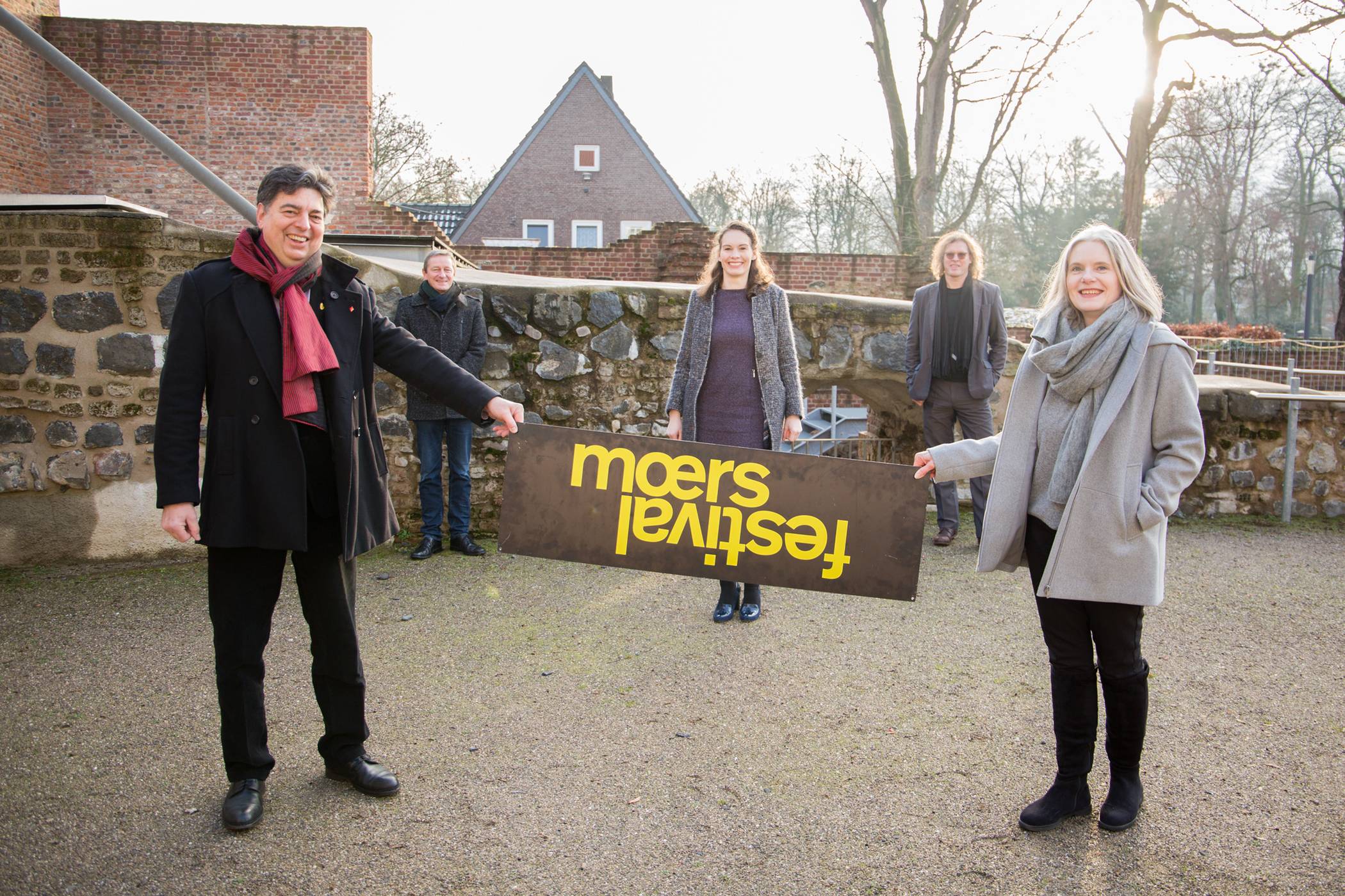 Wolfgang Thoenes, Kulturdezernent der Stadt Moers (hinten links), Dr. Helena Lischka, Geschäftsführerin des moers festival (hinten Mitte), und Tim Isfort, Künstlerischer Leiter (hinten rechts), freuen sich über den neu gewählten Vorsitz für den Aufsichtsrat der Moers Kultur GmbH: Mark Rosendahl (vorne links) und Stellvertreterin Claudia van Dyck (vorne rechts).