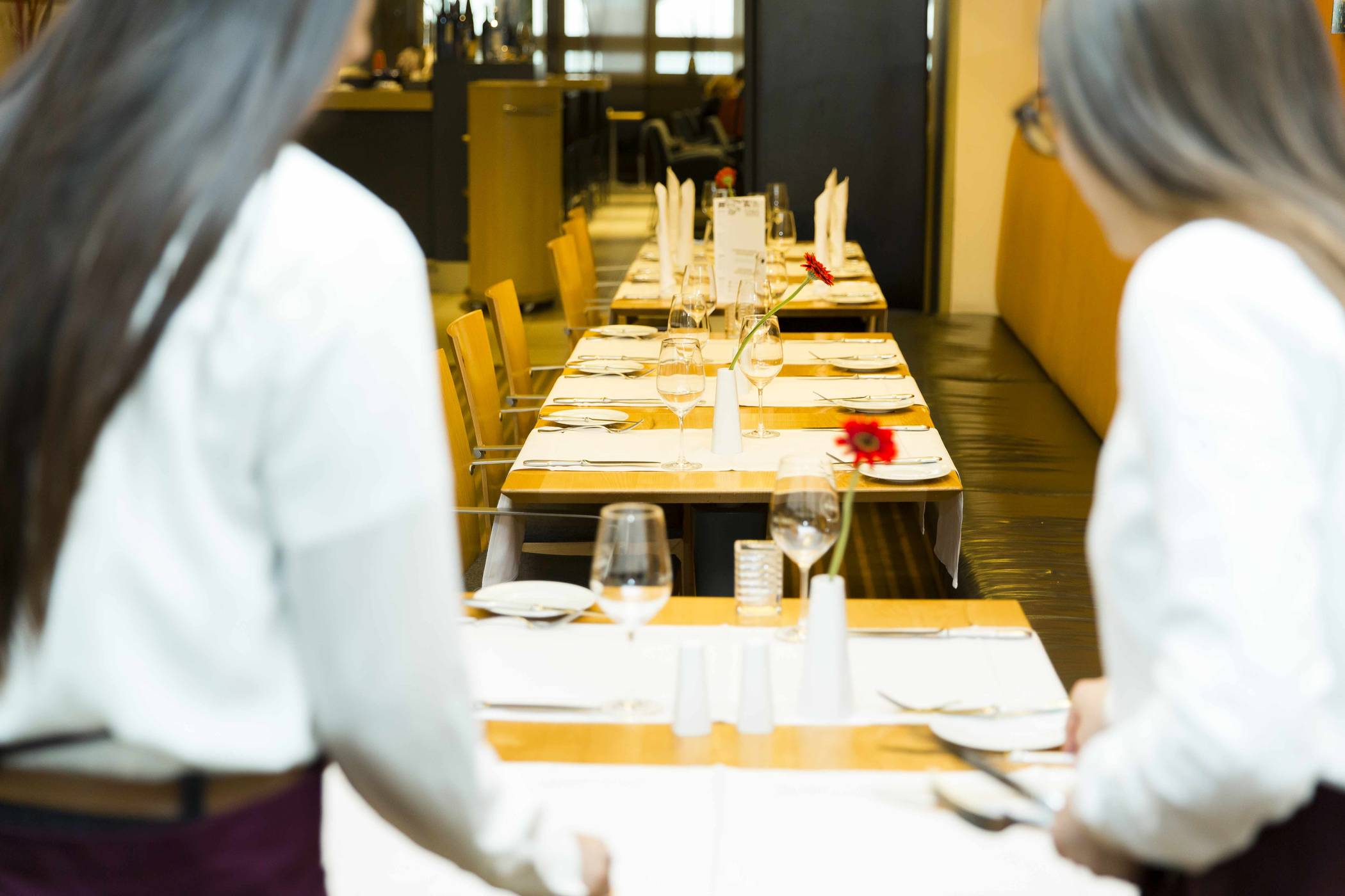 Besonders hart betroffen: Gastgewerbe, Tourismus und Einzelhandel.