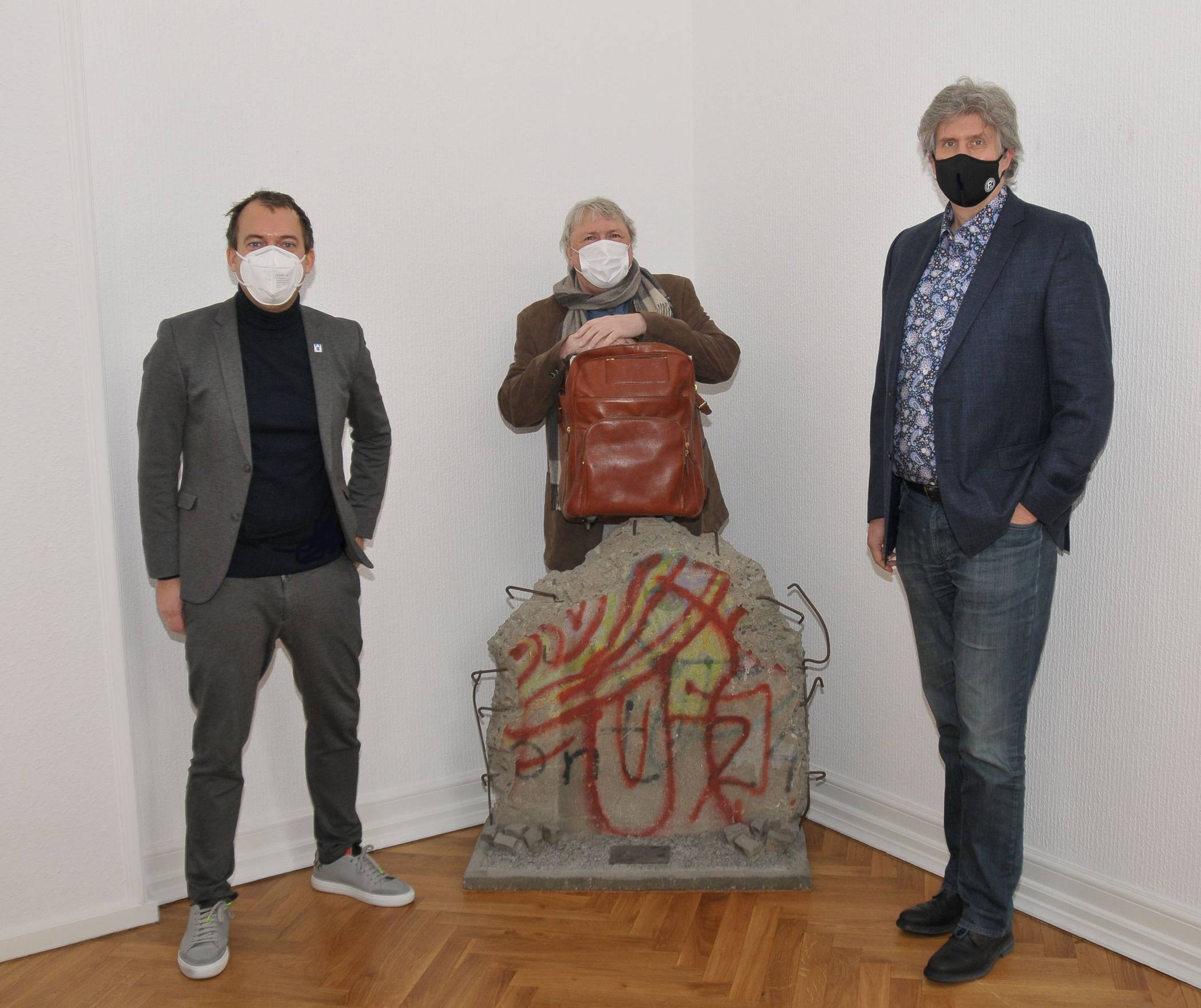  MdB Uwe Schummer (Mitte) besuchte Bürgermeister Christian Pakusch und Stadtarchivar Udo Holzenthal. Uwe Schummer hatte einen Koffer voller Archivalien aus seiner Zeit in Berlin dabei. 