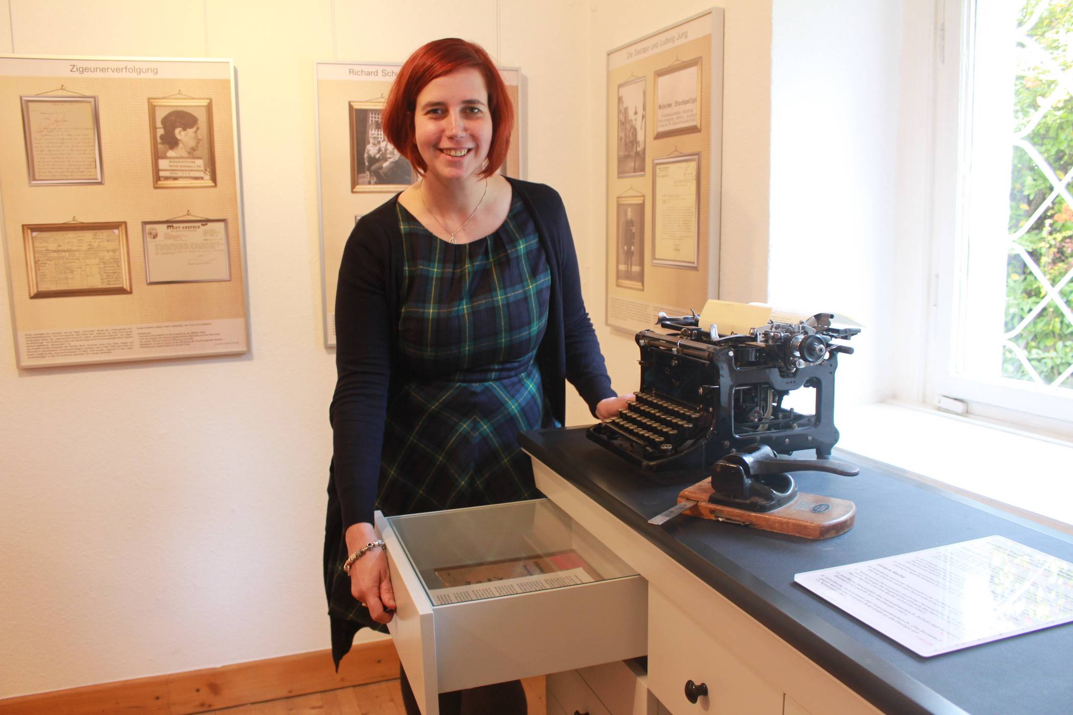 Sandra Franz leitet die Krefelder NS-Dokumentationsstelle in der Villa Merländer. In der Ausstellung sind Zeugnisse über Krefelder Bürger aufbewahrt, die Opfer des Nationalsozialismus wurden.  Foto: Müller