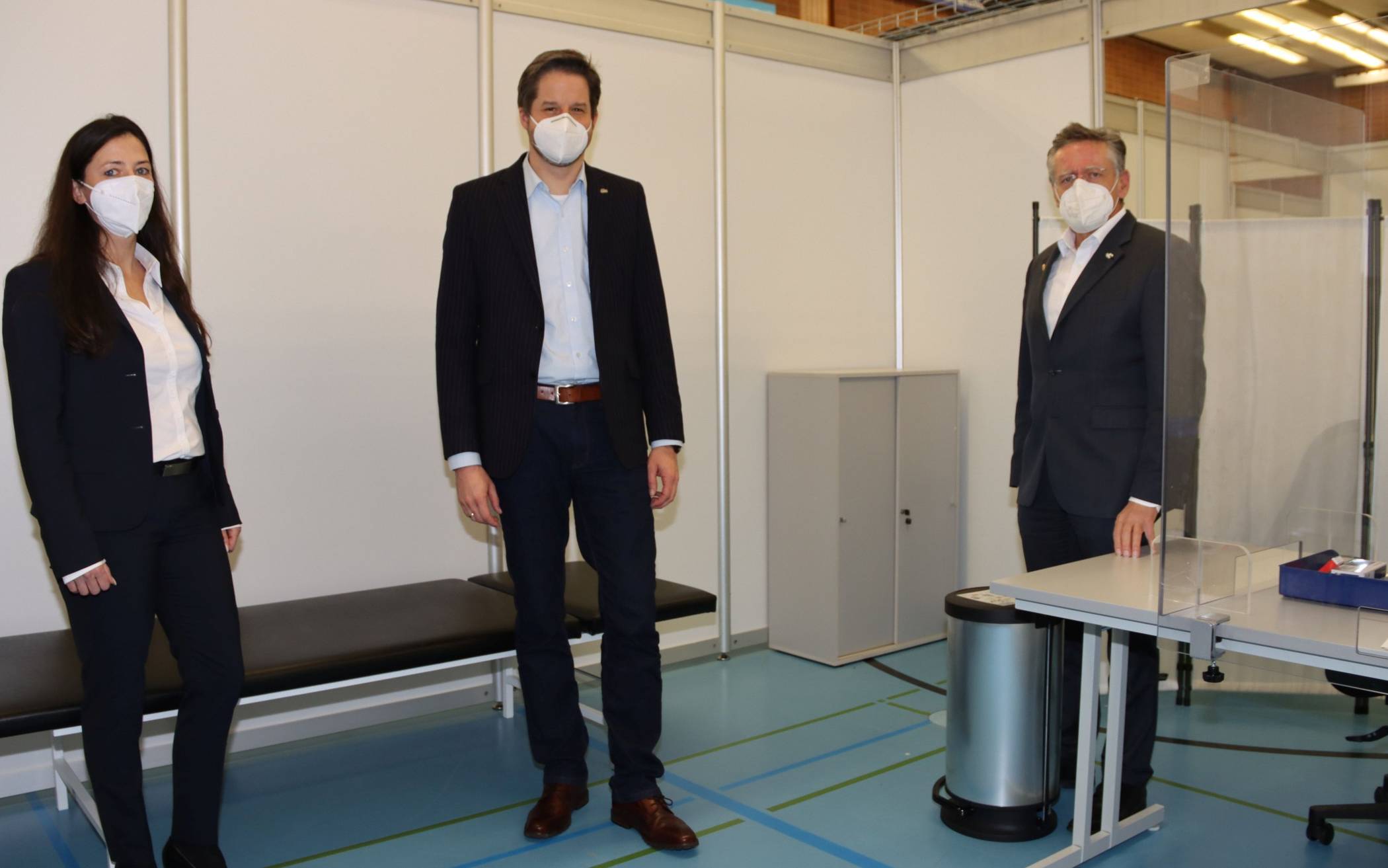  Bürgermeister Christian Bommers, Landrat Hans-Jürgen Petrauschke und Barbara Edelhagen, Leiterin des Kreis-Impfzentrums, sehnen sich den Impfstart am 8. Februar herbei.  
