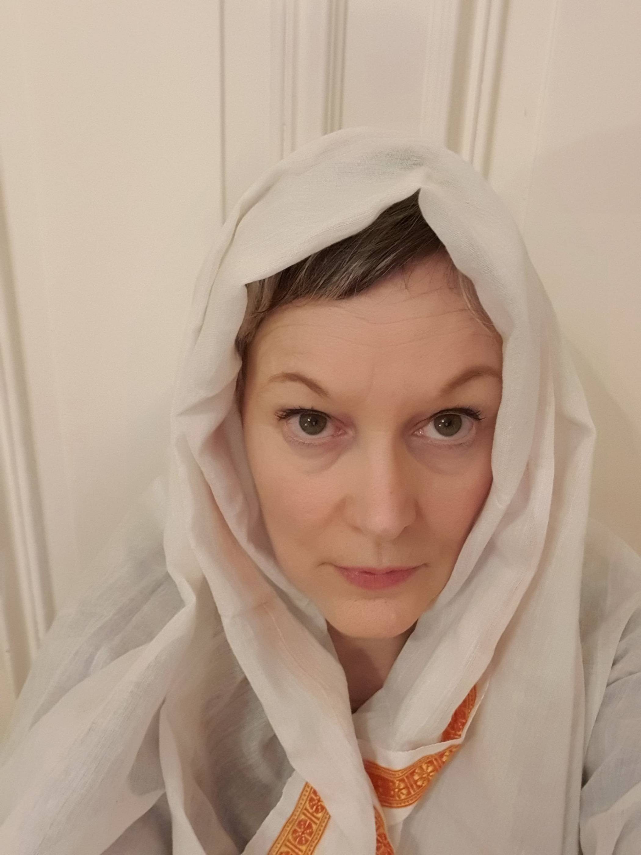 Eindringlich: Schauspielerin Britta Weyers stellt im Kresch-Theater die Heilige Maria dar. Foto: Kresch