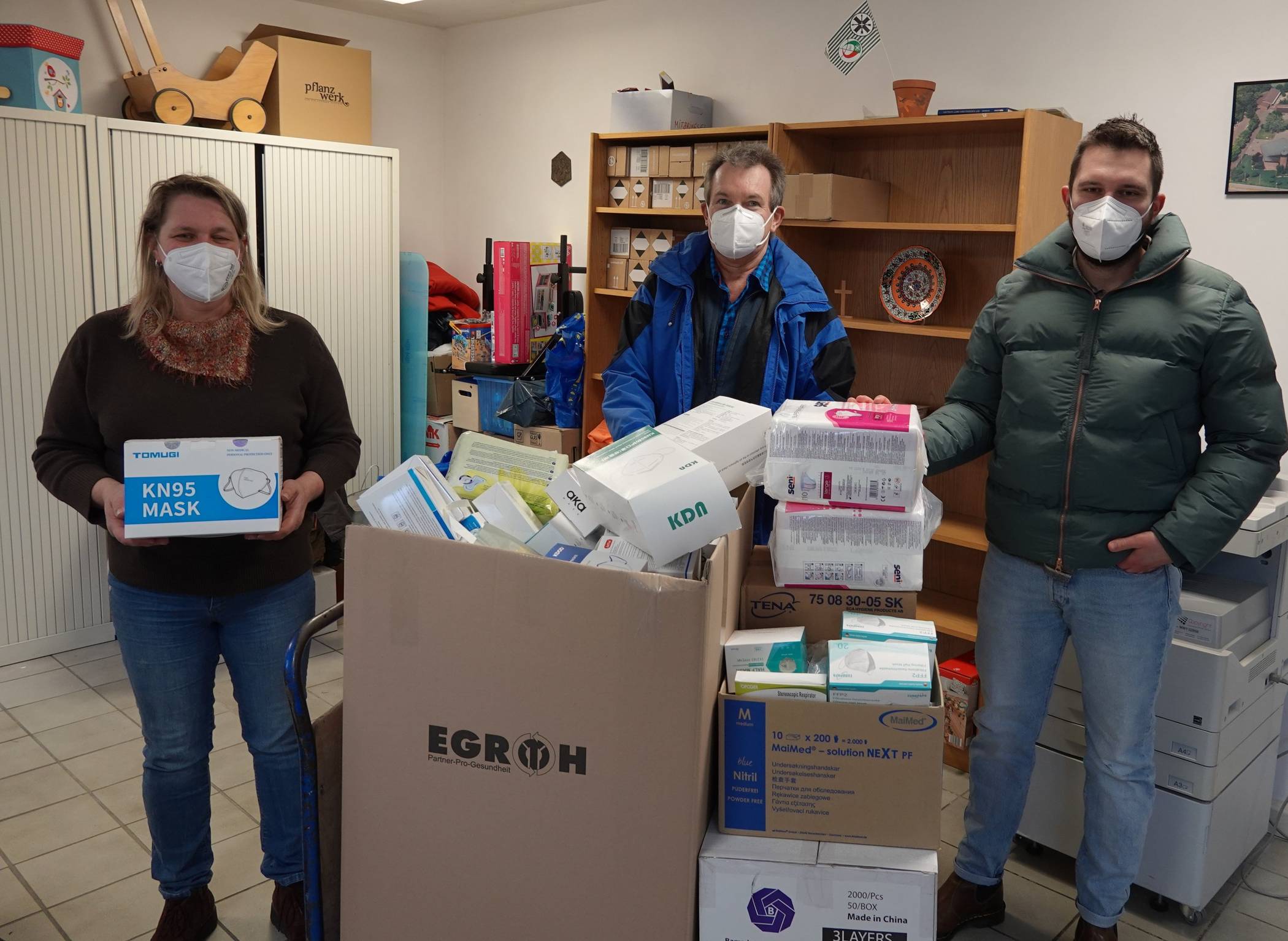  Tanja Braun, Peter Tullius und Philipp Richter bei der Maskenübergabe. 