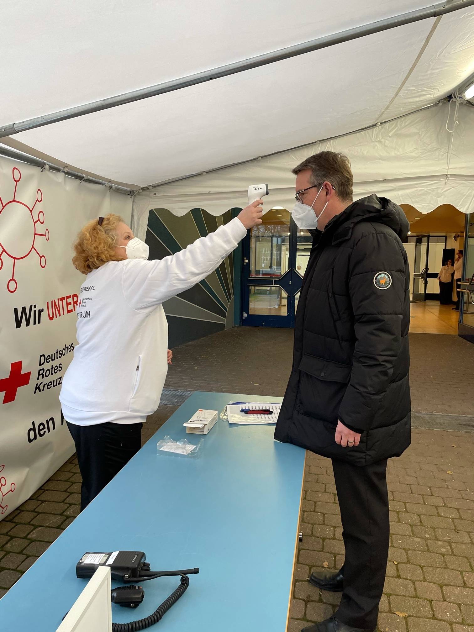 Ingo Brohl durchlief vergangene Woche testweise die Stationen im Impfzentrum Wesel. Das läuft alles. Nur der Anfahrtsweg ist für viele ältere Leute aus dem Kreis eine Zumutung. Daher setzt sich Brohl gemeinsam mit den Bürgermeistern im Kreis für ein zweites Impfzentrum und für ein bezahlbares Beförderungssystem zur Impfung. Foto: Pressestelle Kreis Wesel