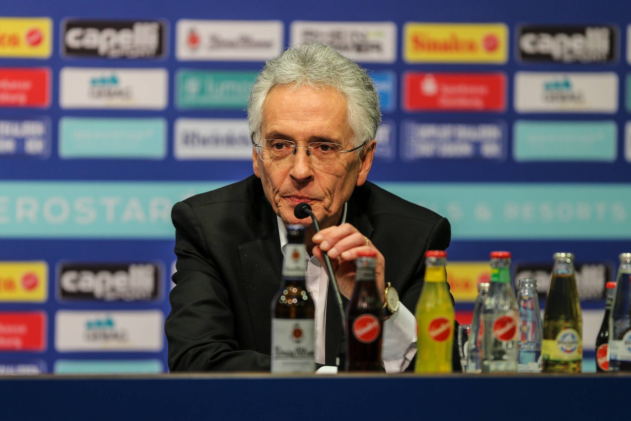 Für Ingo Wald ist Kritik generell in Ordnung. Er sei mit vielen ehemaligen Spielern im Austausch, „ich habe gestern noch mit Ewald Lienen telefoniert“, aber immer nur über die Öffentlichkeit bzw. die Medien zu gehen, das könne es auch nicht sein: „Ich frage mich, wo meine Beratungsresistenz liegen soll, wenn Ferry Schmidt nicht mit mir spricht.“