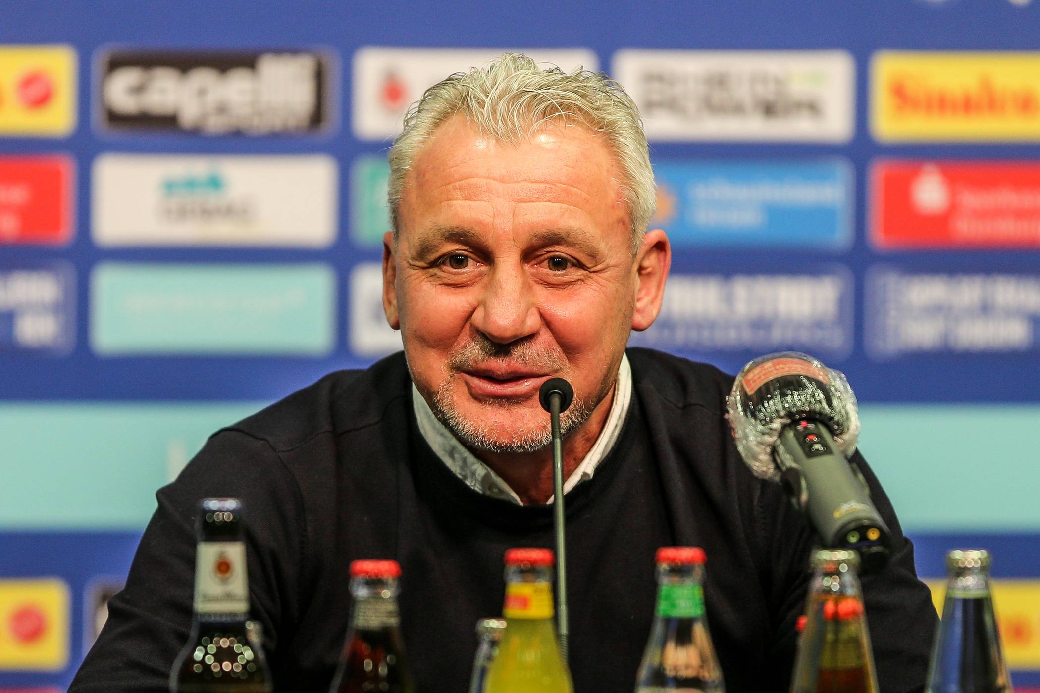  Pavel Dotchev auf der Vorstellungspressekonferenz heute beim MSV Duisburg. 