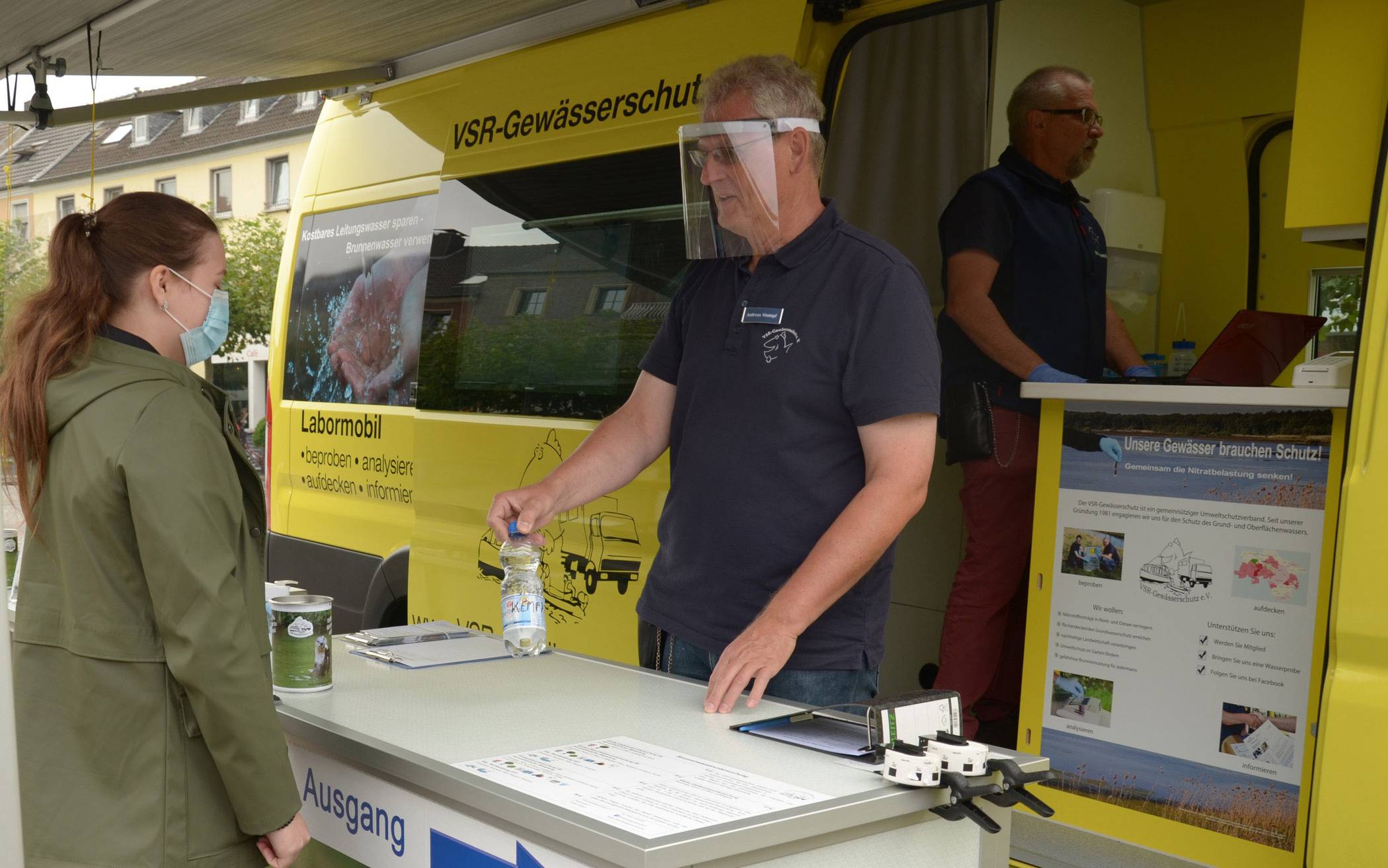  Andreas Stumpf (ehrenamtlicher Mitarbeiter beim VSR-Gewässerschutz e.V.) berät eine Brunnenbesitzerin am Labormobil.  