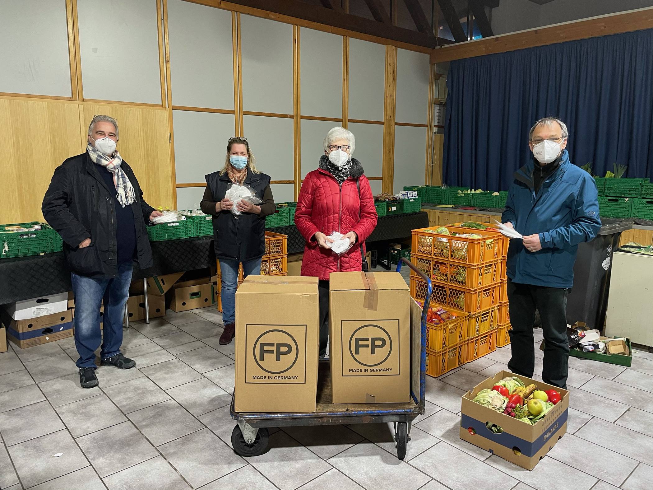  Frank Lemm, Tanja Braun, Marlis Schug und Jan Christofzik bei der Übergabe der Masken. 