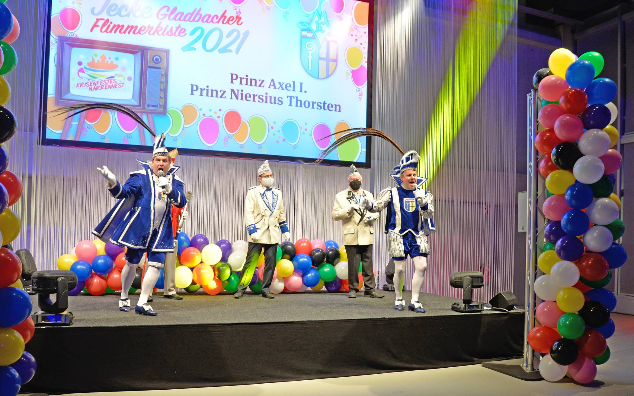 Das Prinzen-Paar mit seinem Hofstaat bei