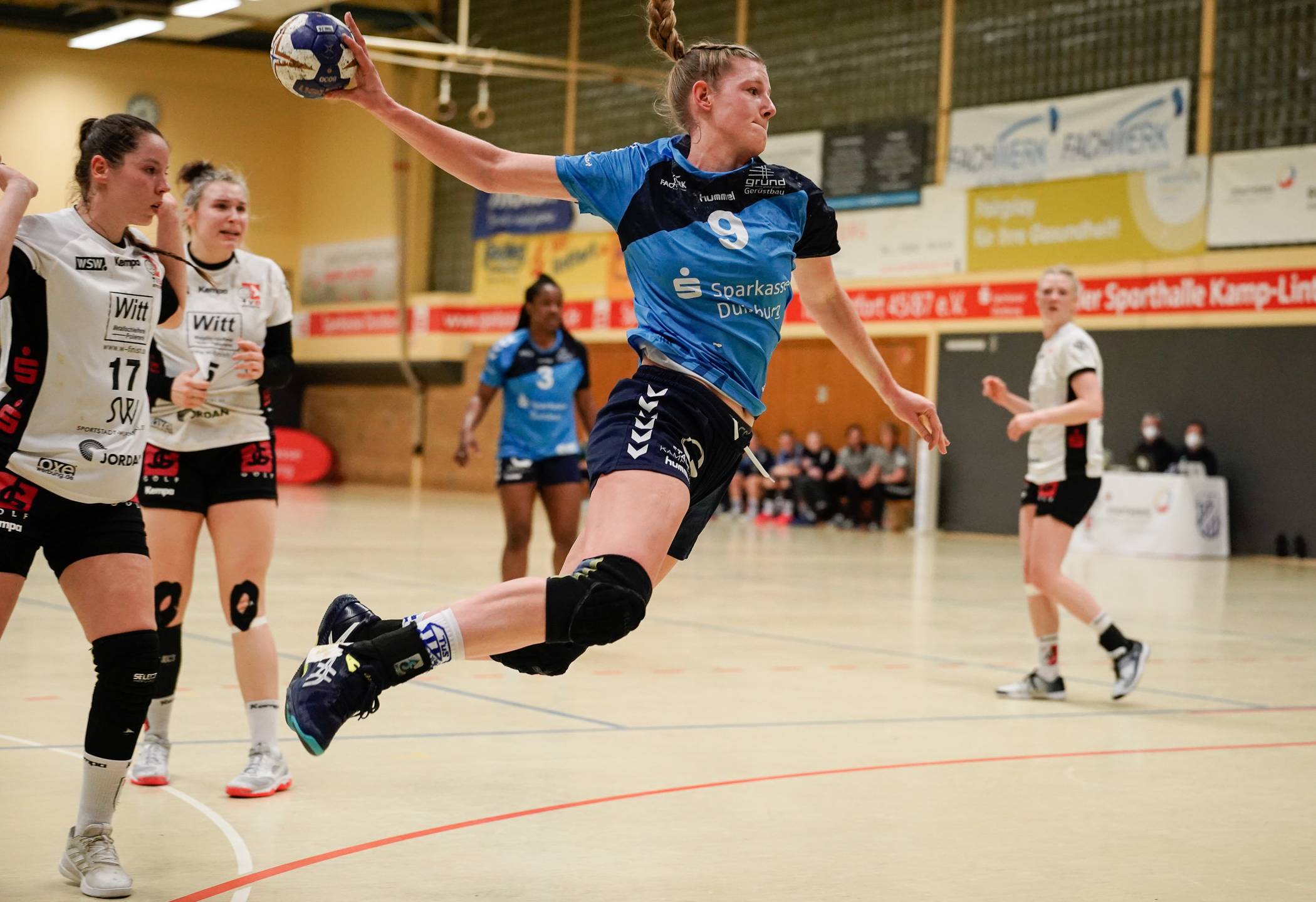  Naina Klein hat zuletzt in Abwehr und Angriff überzeugt und steht in der Torschützenliste der 2. Bundesliga auf einem guten 5. Platz. 