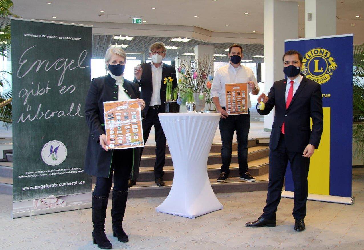 Ingrid Stermann (Engel gibt es überall), Siegmund Ehrmann (Lions Club Moers), Reik van Leersum (Lions Club Moers) und Giovanni Malaponti (Sparkasse am Niederrhein) hoffen auf möglichst viele Käufer für die Ostereier. Der Erlös wird genutzt, um soziale Projekte zu unterstützen und zu fördern. 