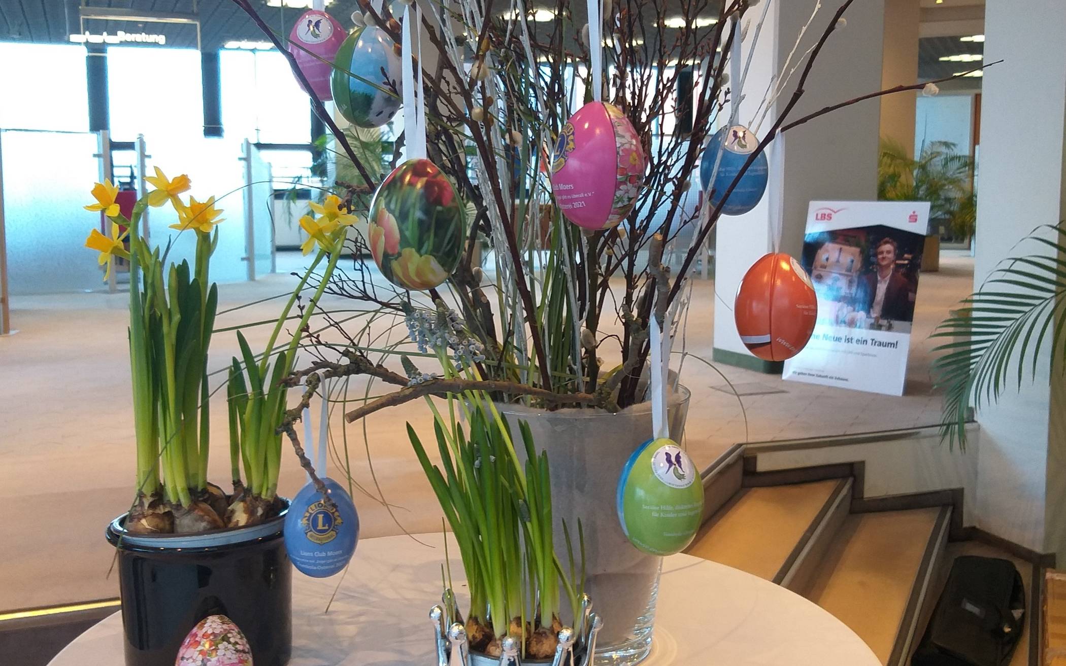 Inzwischen schon begehrte Sammlerobjekte: Jedes Jahr kommen die Ostereier im neuen Design daher. Jedes Jahr machen sie sich gut am Osterstrauch. 