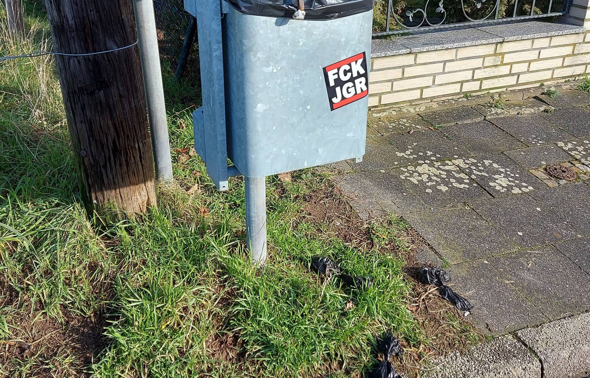  Und nicht vergessen: Knapp daneben ist auch vorbei! Oder müssen wir schon froh sein, dass die Dinger überhaupt in der Nähe einer Mülltonne liegen? 