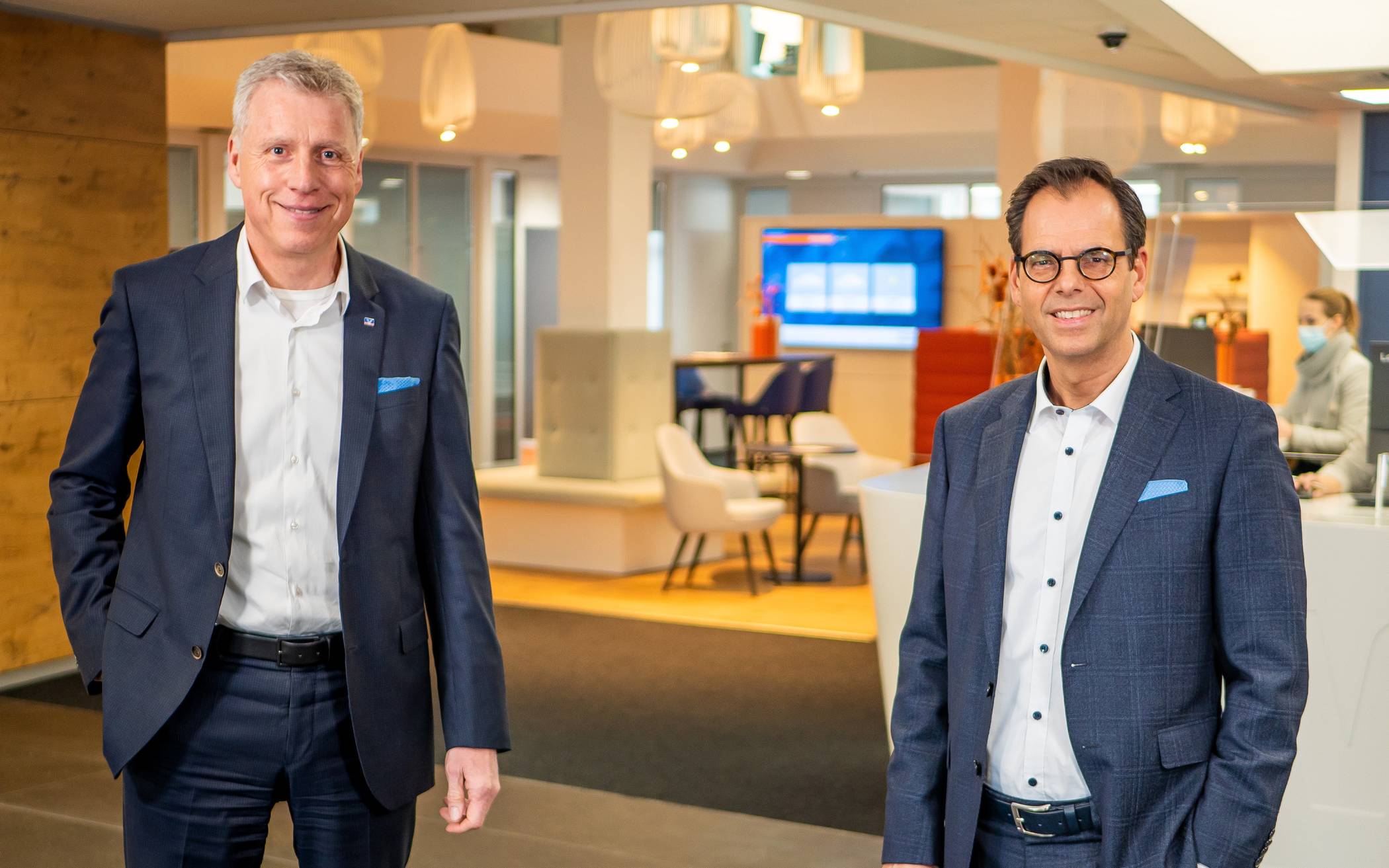  Jürgen Cleven (l.) und Michael Willemse vom Vorstand der Volksbank Viersen. 