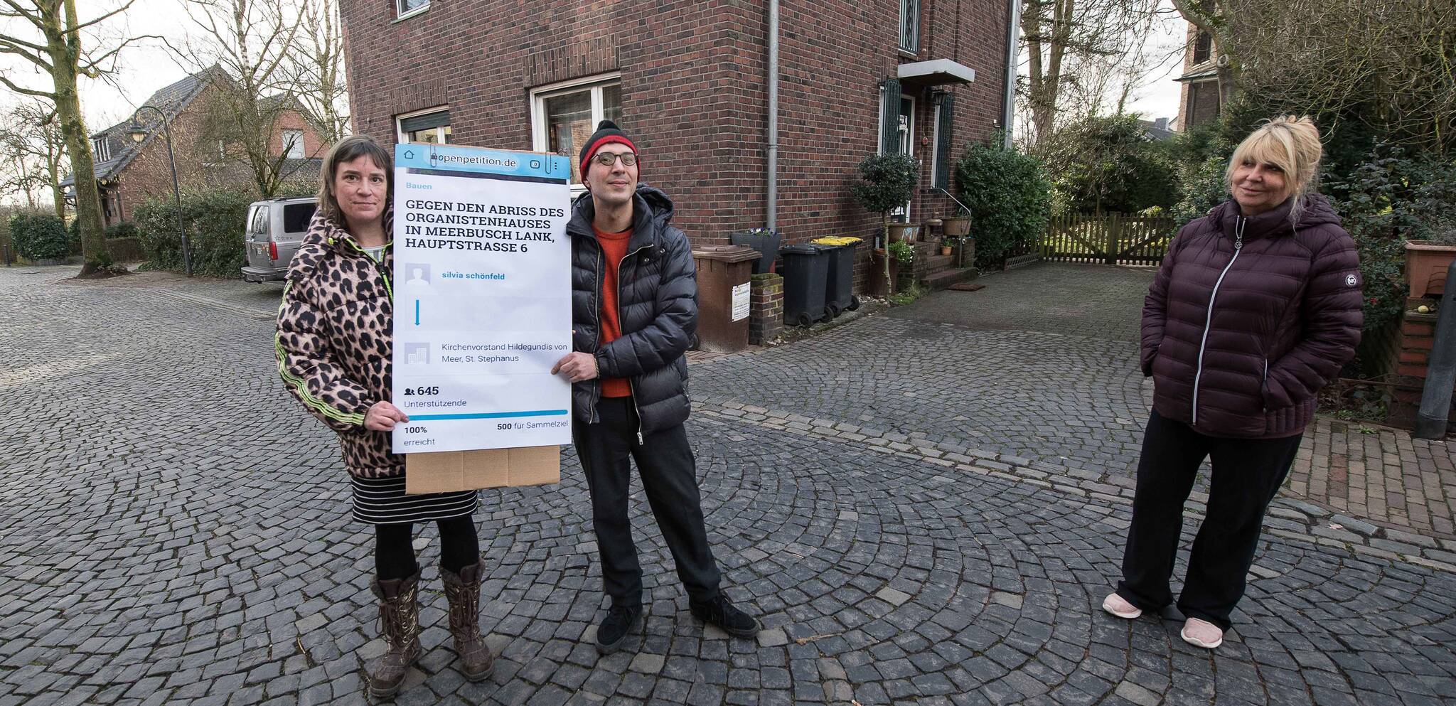  Silvia Schönfeld (l.) möchte mit einer Petition das alte Organistenhaus retten. Unterstützt wird sie von Nachbarn. 