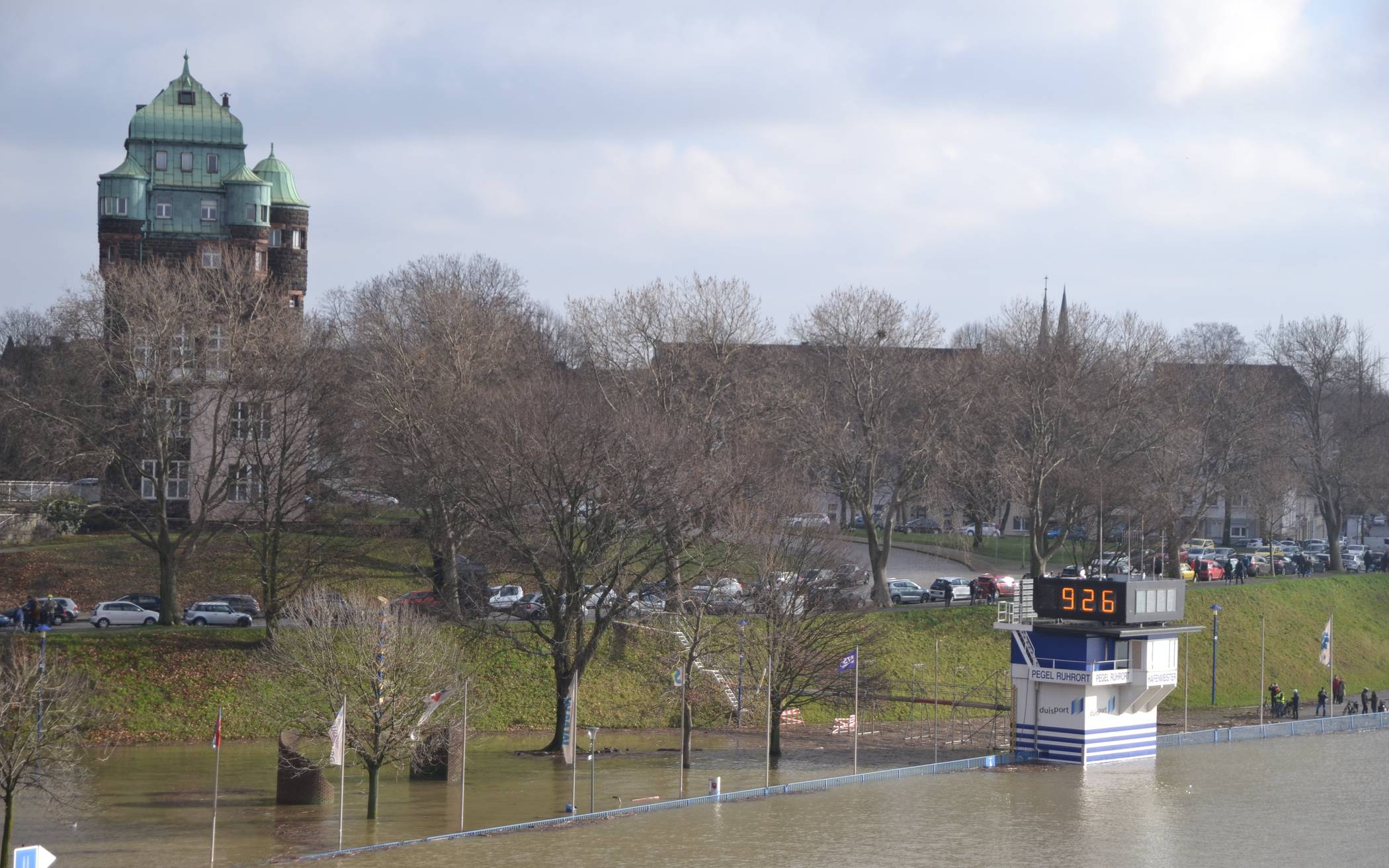 Mühlenweide überschwemmt - Rheinhochwasser lockt Touristen an