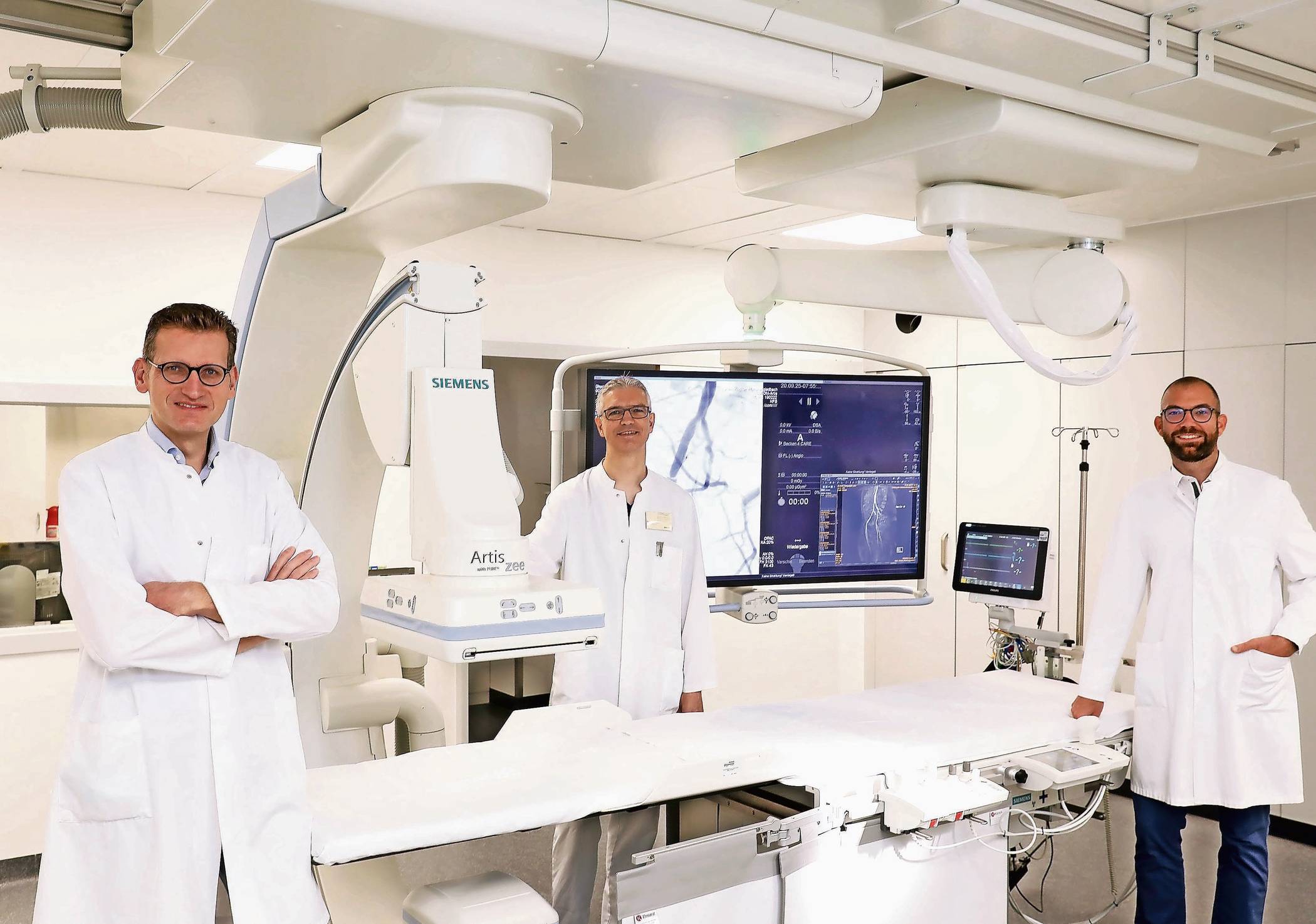 Das Foto zeigt (v.l.) Chefarzt Prof. Dr. Dirk Blondin, Oberarzt Bernd Paulußen und Oberarzt Dr. med. Carsten Starke mit der neuen Angiographie-Anlage. 