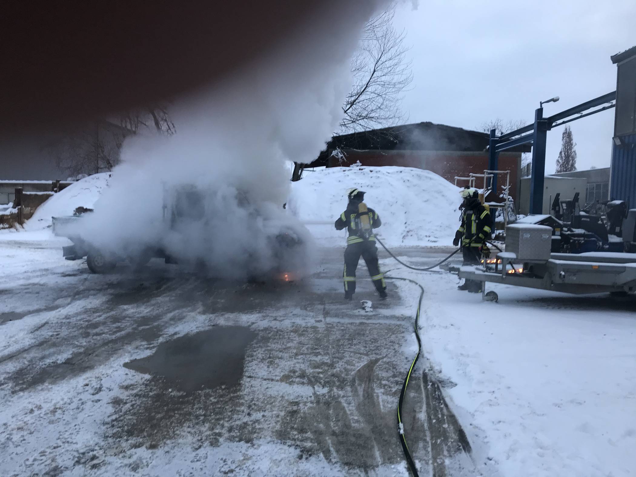  Der Löschzug Anrath am Dienstagmorgen kurz vor 8 Uhr am zu einem PKW Brand auf einem Firmengelände gerufen. 