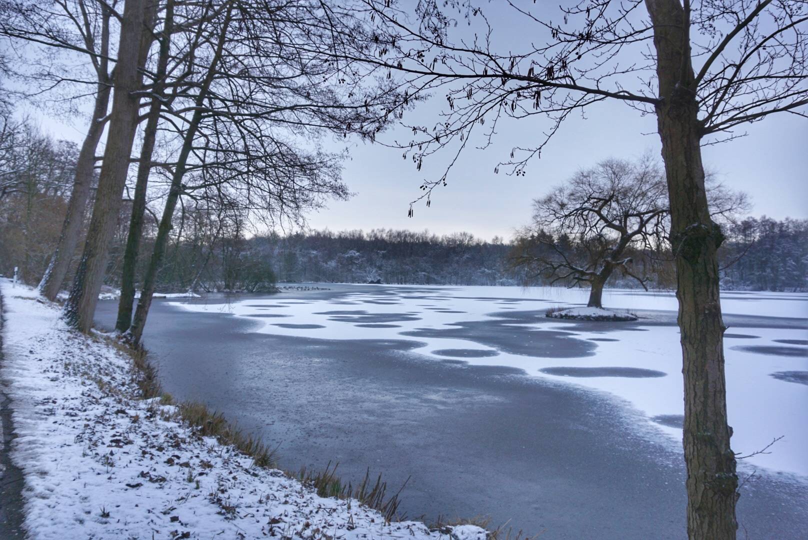 Auch wenn manche Eisfläche - besonders für Kinder - einladend aussieht: Aus Sicherheitsgründen ist das Betreten verboten. 