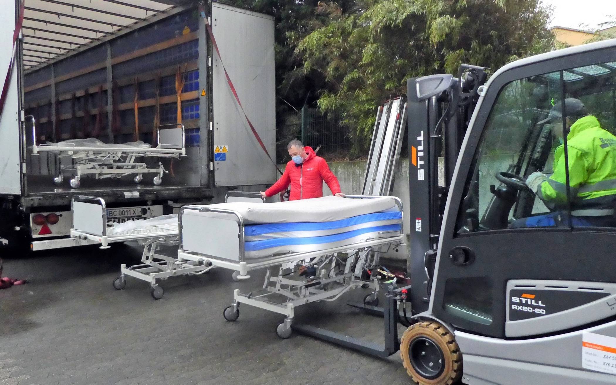  Hilfsaktion für ukrainisches Krankenhaus: Pflegedirektor Detlef Prost (rote Jacke) unterstützte und begleitete das Aufladen der 19 Betten und Nachtschränke am St. Elisabeth-Hospital Meerbusch-Lank.   