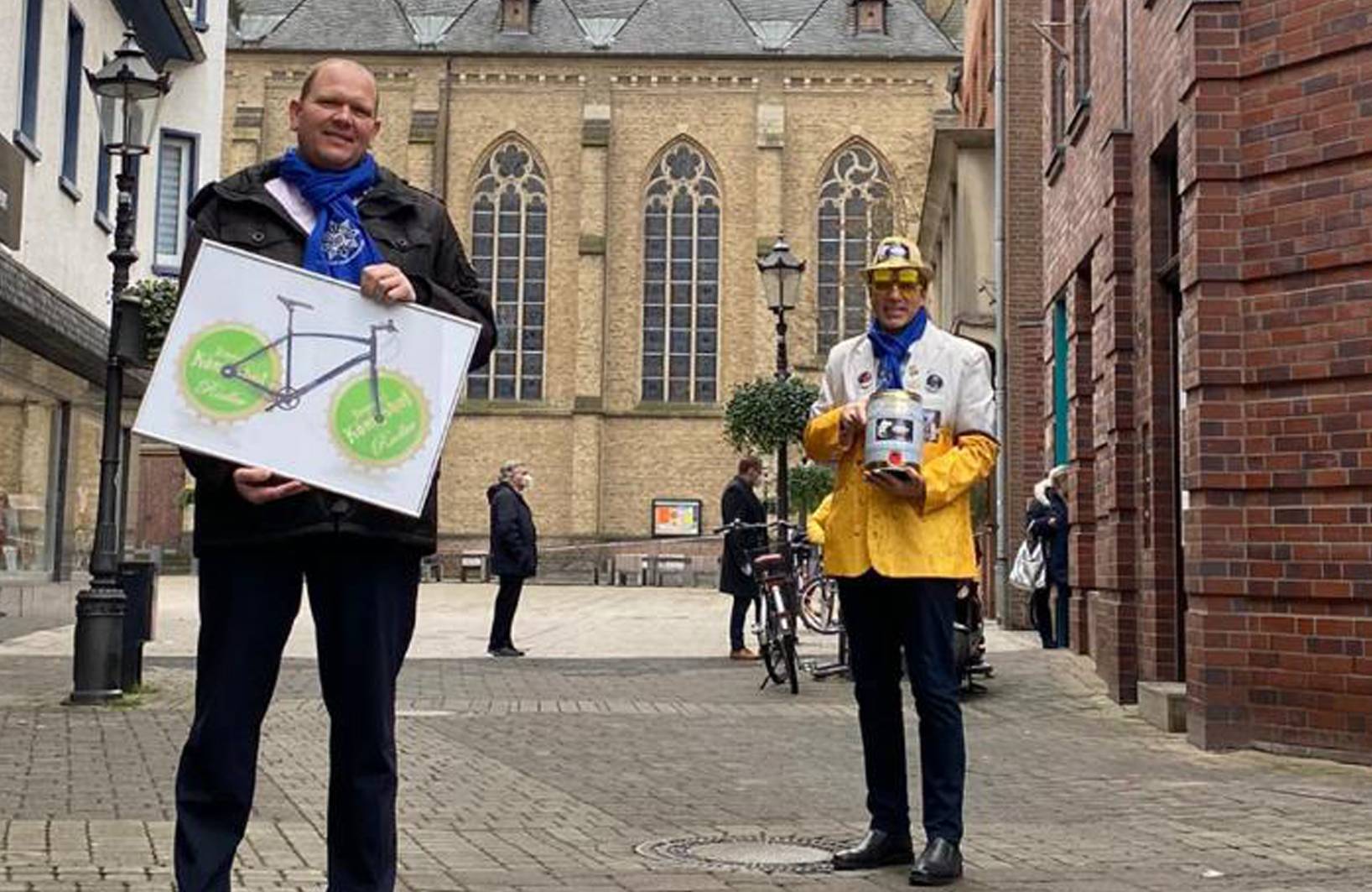 Jecke Dorfretter vom Verein „Wir retten unser Dorf“ machen Werbung fürs Fastenradeln (Aktionszeitraum 17. Februar bis 3. April): Dirk Schumacher (Sparkasse Krefeld) und Frank Tichelkamp (Königshof Brauerei). 