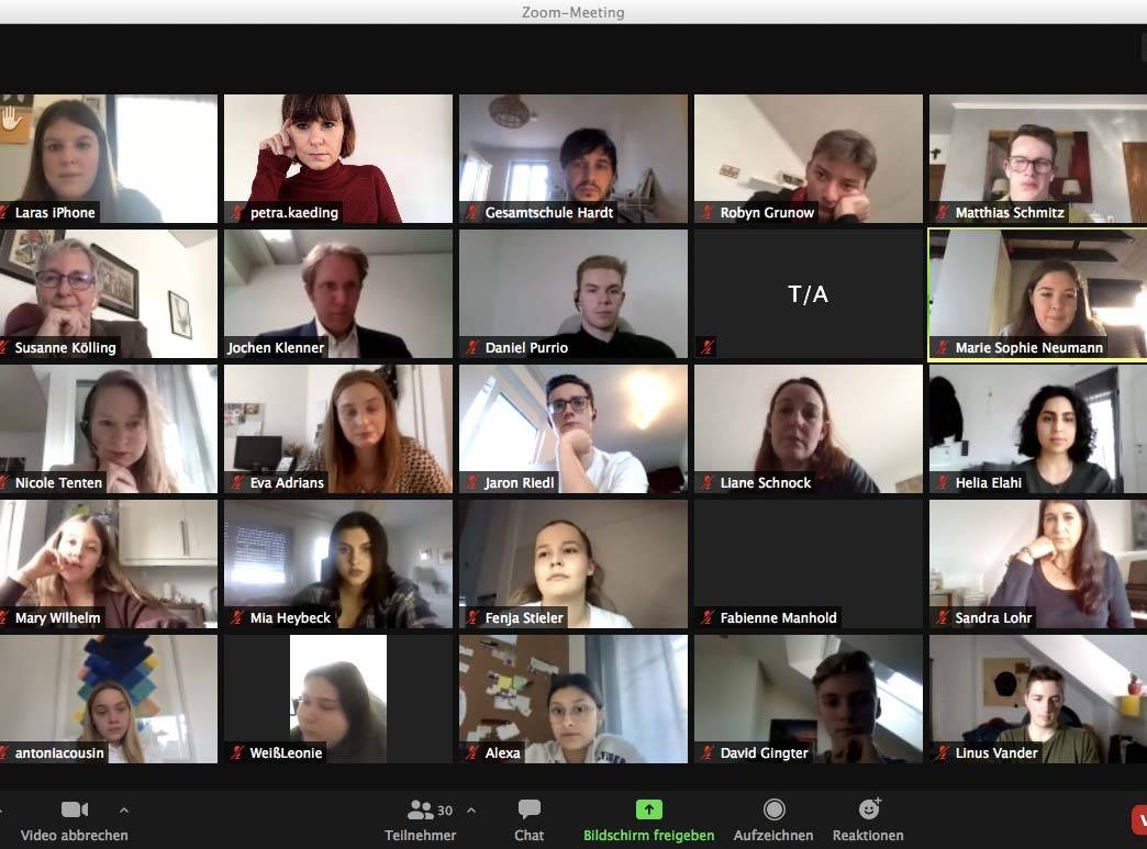  Online ist eben nicht dasselbe: Schüler der Hardter Gesamtschule sprechen per Videokonferenz mit Politiker Jochen Klenner über das Thema Schule in Corona-Zeiten. Foto: Petra Käding 