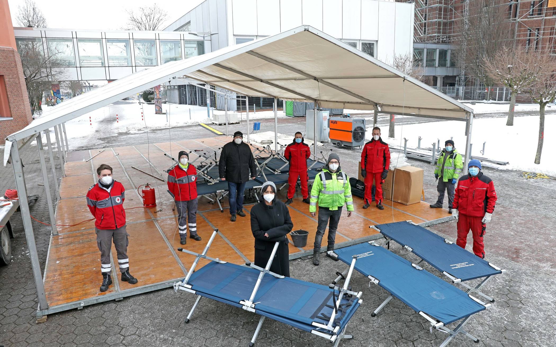 Die Schaffrath Stiftung hat ein beheiztes Zelt für Wohnungslose auf dem Platz der Republik aufgebaut.  
