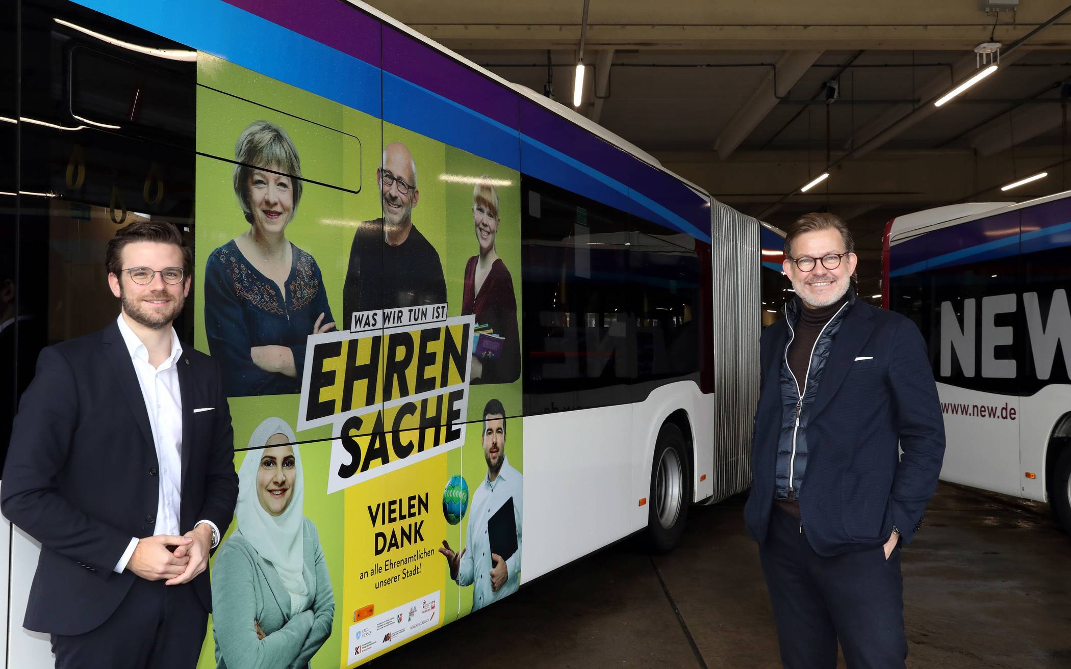 OB Felix Heinrichs (l.) und Frank Kindervatter, Vorstandsvorsitzender der NEW vor dem Bus mit der „Ehrensache“. 