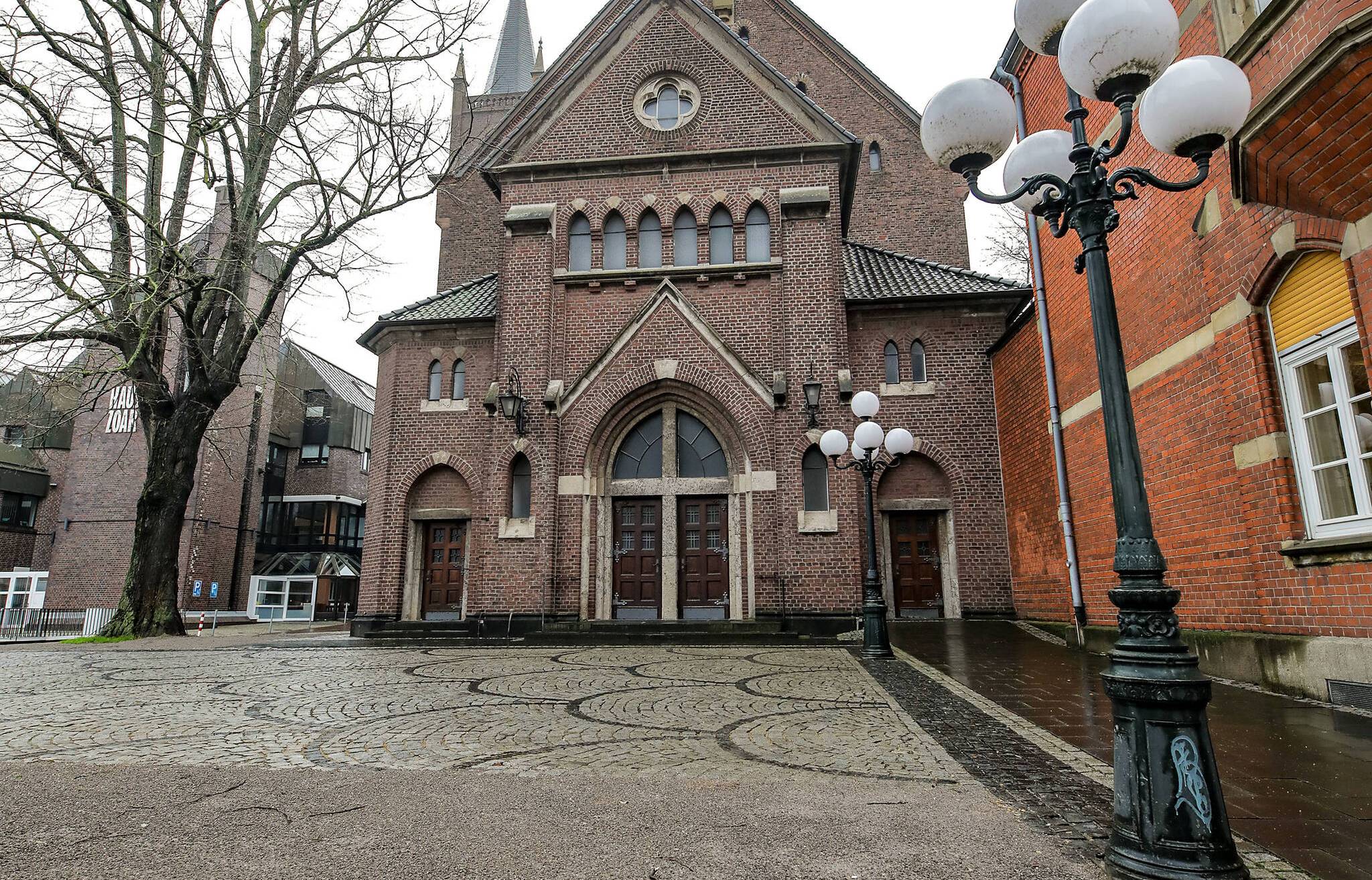 Die Christuskirche am Kapuzinerplatz im Zentrum Mönchengladbachs bietet am Freitag zwischen 15 und 17 Uhr die Möglichkeit zum Gedenken im Kirchraum. 
