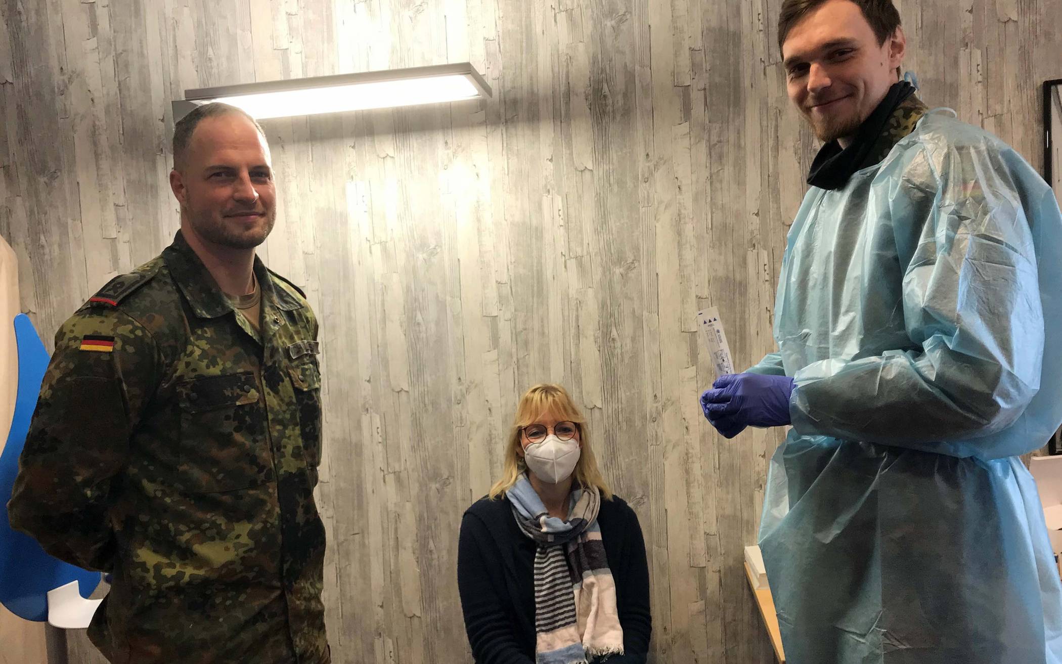 (v. l.) Hauptfeldwebel Ralph Michalewski, Mitarbeiterin
