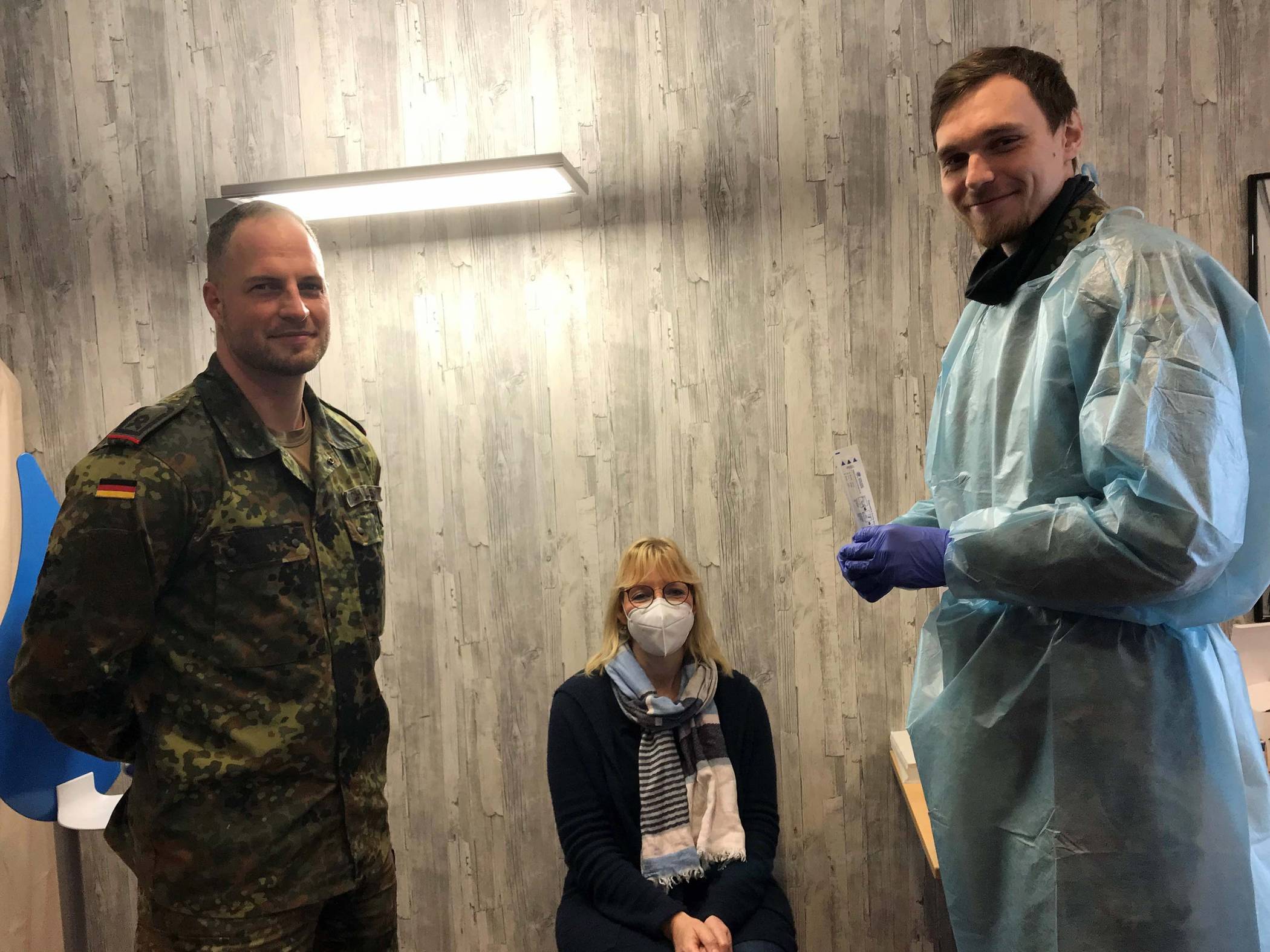  (v. l.) Hauptfeldwebel Ralph Michalewski, Mitarbeiterin Heike Tacken-Dahmen, Stabsgefreiter Marvin Jöhnk im Testraum des Matthias-Jorissen-Hauses. 