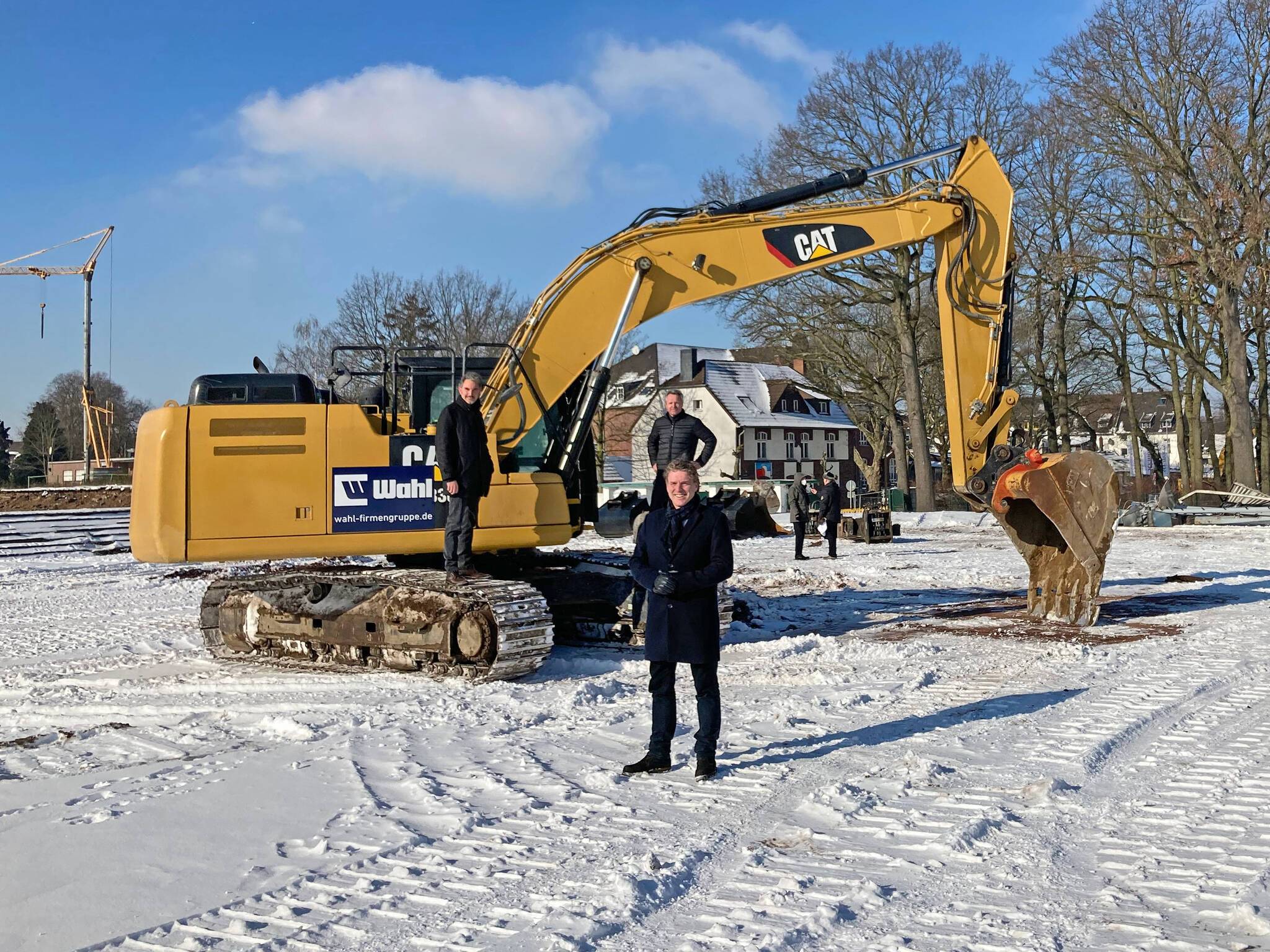 Endlich geht es los! Bürgermeister Christoph Fleischhauer (vorn), der Technische Beigeordnete Thorsten Kamp (l.) und Martin Borges (MSV Moers) freuen sich auf das Projekt „Volkspark Neu_Meerbeck.