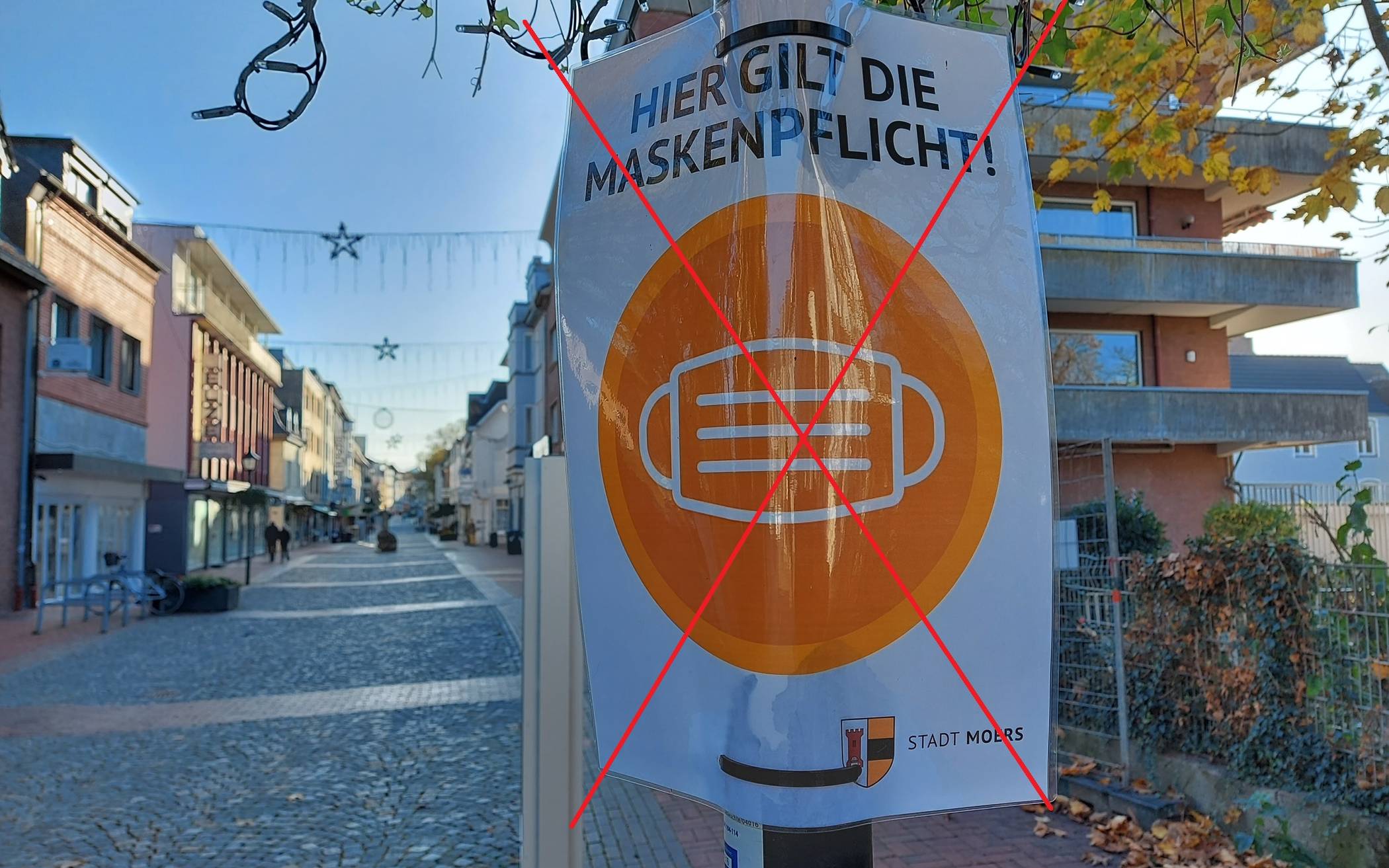 Maske auf auf Supermarktparkplätzen oder in Bereichen mit mehreren geöffneten Geschäften