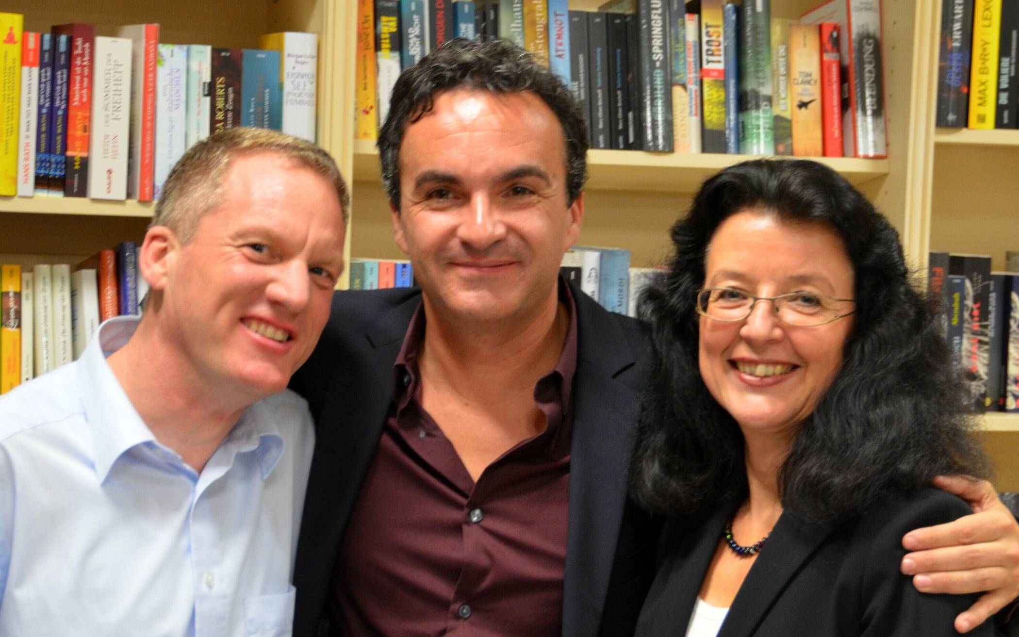 Buchhändler Ansgar Barbers (l.) und Veranstaltungsmanagerin Rita Mielke begrüßen Autor Andreas Izquierdo bei „Korschenbroich liest“.   