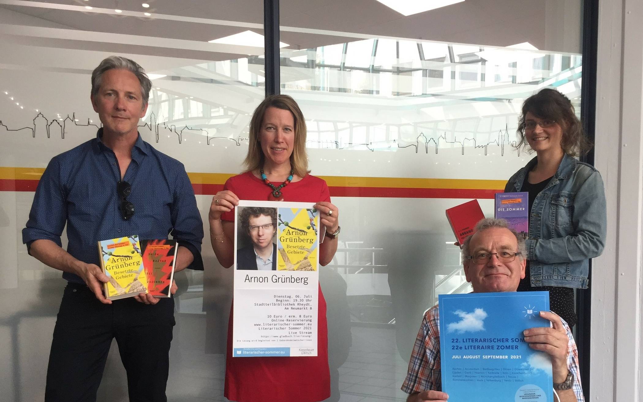 Vorfreude auf den Literarischen Sommer herrscht bei den Organisatoren (v.l.) Dr. Oliver Vogt (EuregioKultur), Claudia Büchel (Gesamtprojektleiterin), Arno van Rijn (Projektleiter Literarischer Somer Mönchengladbach) und Ina Engelhardt (EuregioKultur). 