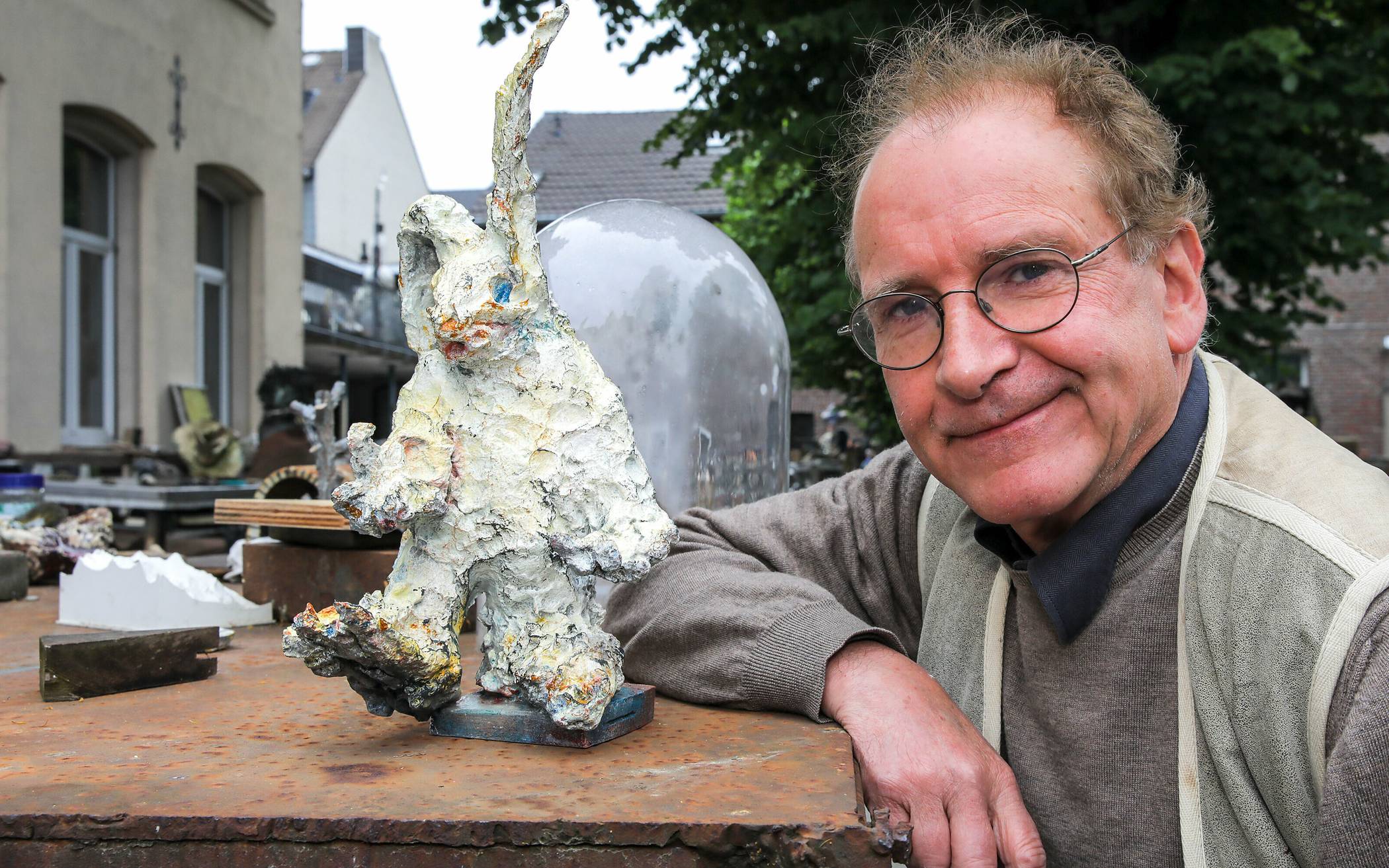   Joseph Beuys, Albrecht Dürer... Künstler haben ein Faible für Hasen. Der Gladbacher Maler und Bildhauer Thomas Virnich kam kurz vor Ostern zum Hasen. Und der erfüllt jetzt einen guten Zweck. Foto: Andreas Baum  