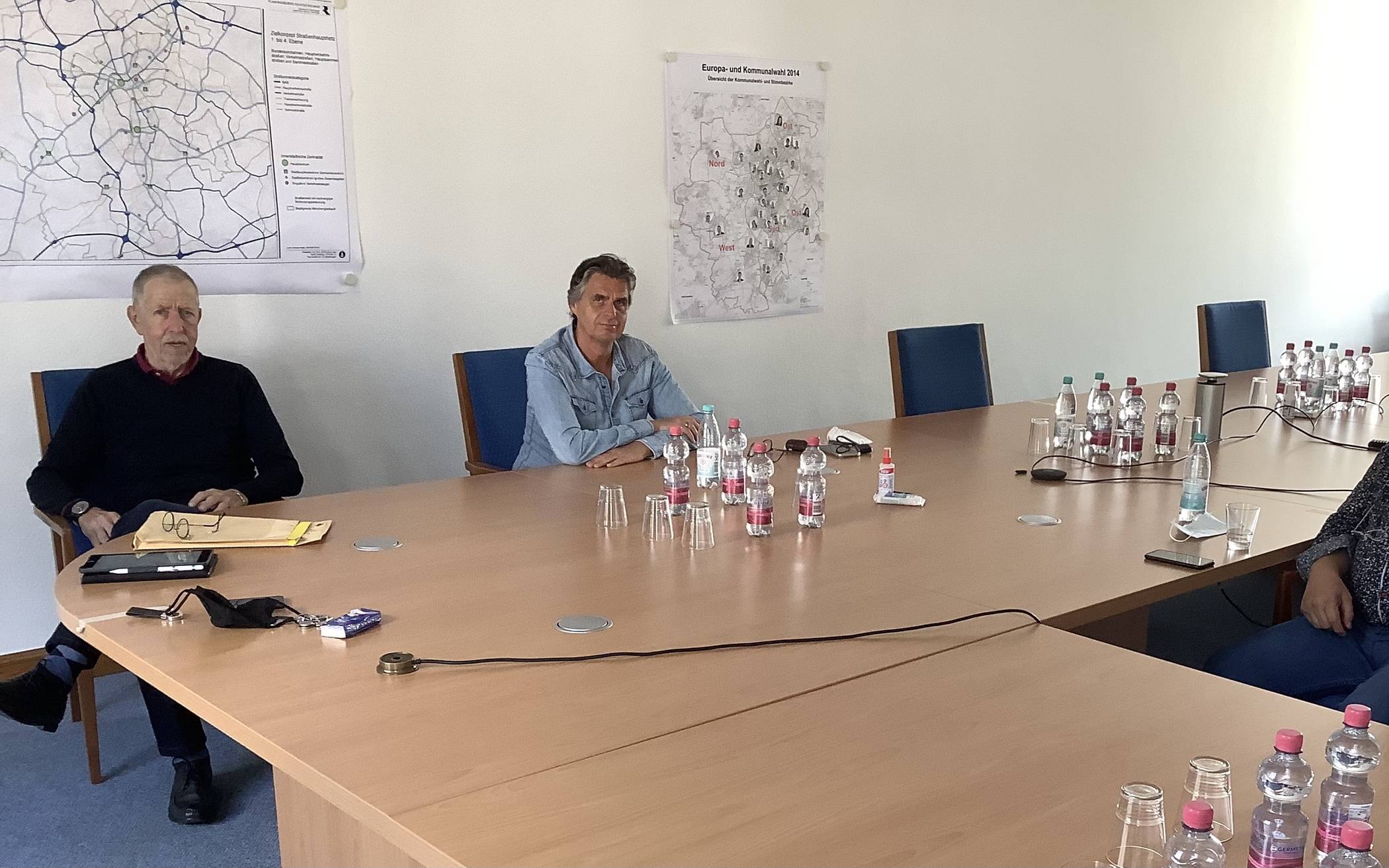  Der FDP-Kreisvorstand mit Peter König (l.) und Andreas Terhaag (Mitte) im Gespräch mit Detlef Dreßen, Vorsitzender Schaustellerverband Mönchengladbach. 