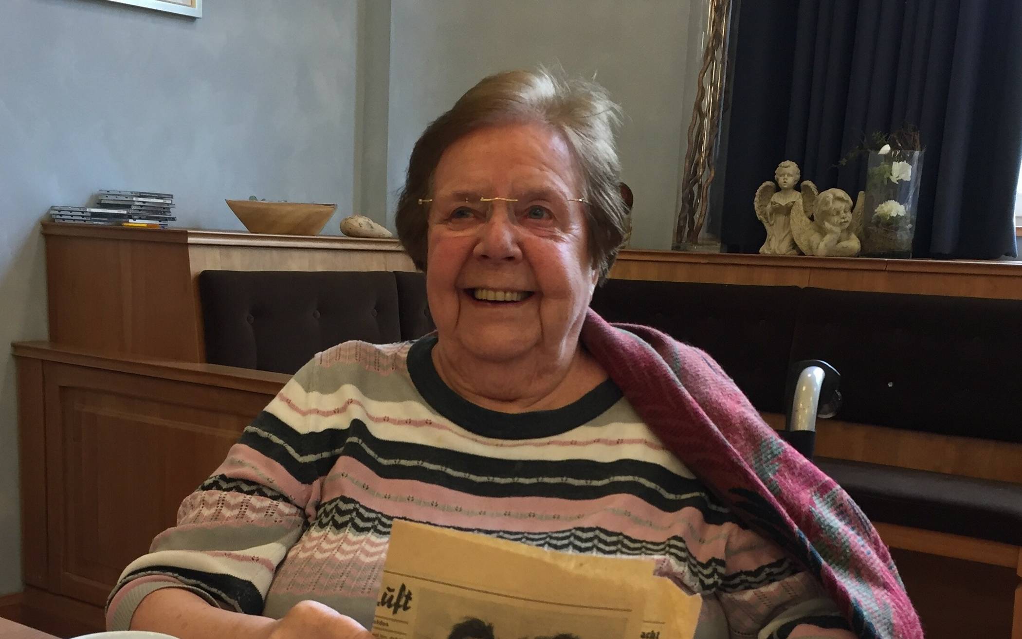 Furchtlos und „immer am lachen“ – so kennt man Gisela Heinrichsmeier. Vor 65 Jahren ist sie zur Eröffnung des Flughafens das erste Mal in ihrem Leben Fallschirm gesprungen. Heute will die 86-Jährige vor allem eines: wieder laufen und nach Hause. 